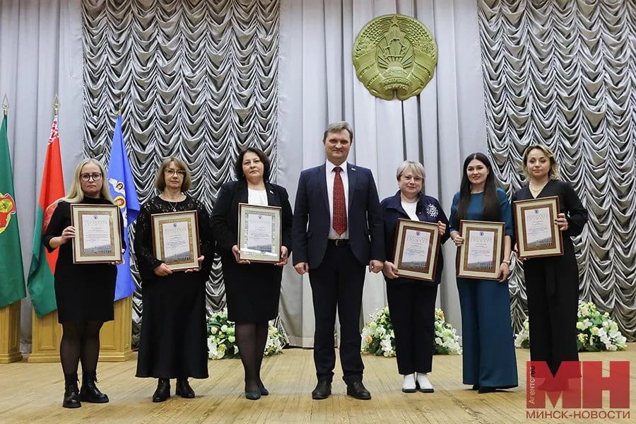 Лучших юристов столицы наградили в Доме правосудия.   За безупречную работу, добросовестное отношение к исполнению должностных обязанностей, достигнутые успехи в трудовой деятельности председатель Мингорсовета Артём Цуран вручил награды юристам:    В нашем правовом государстве с конституционным строем и политикой Главы государства главной ценностью является человек. Благодаря этой ценности законодательство и государственные органы работают над тем, чтобы граждане чувствовали себя в безопасности. У каждого жителя должна быть возможность получить образование, достойную работу и право динамично трудиться на благо нашей страны. Эти простые, но важные аспекты обеспечиваются усилиями большого числа людей, включая и вас.  Почетные грамоты различных инстанций вручили более ста сотрудникам судебного аппарата столицы. После церемонии награждения для них прошел праздничный концерт.  «Минск-Новости» MINSKNEWS.BY Telegram Viber FB  VK Inst TikTok  YouTube