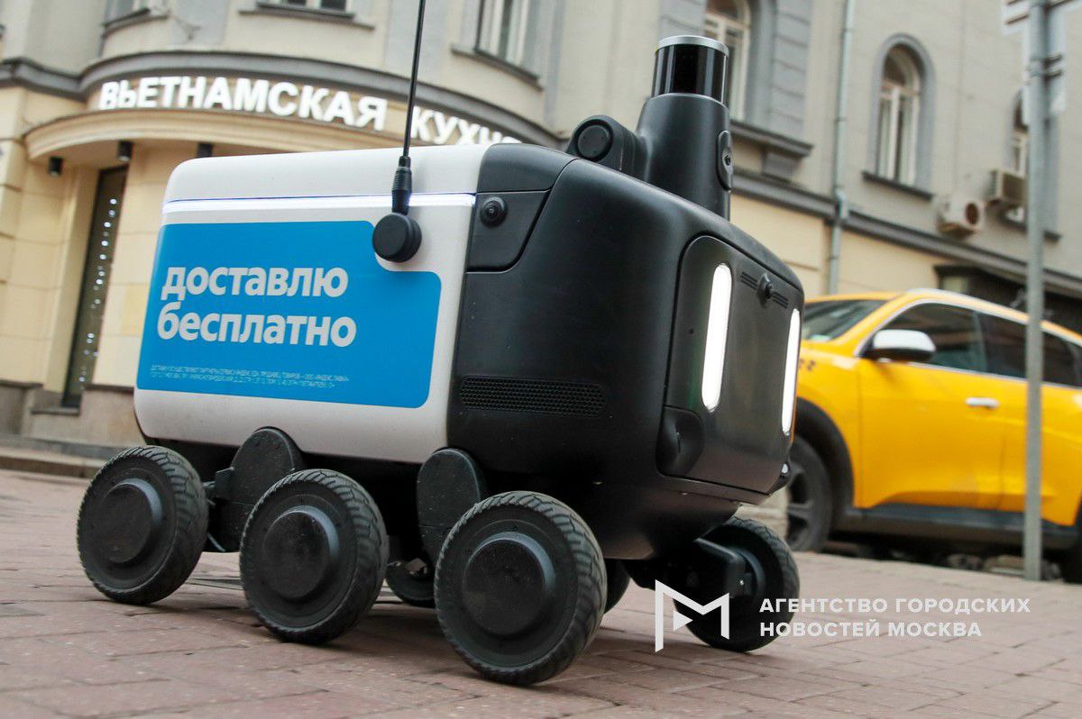 Сергей Собянин не исключил замены в Москве курьеров на велосипедах роботами Я надеюсь что роверы доставщики еды продуктов товаров которые начали уже внедряться в Москве и которые уже успели обслужить десятки тысяч клиентов их сегодня 200 в этом году их будет уже 2 3 тыс они реально начнут заменять тех курьеров которых мы видим на велосипедах Это реальность которая уже сегодня предваряется По мнению мэра Москвы через пять лет во всем мире произойдет массовое внедрение беспилотного транспорта Подпишись на Агентство Москва