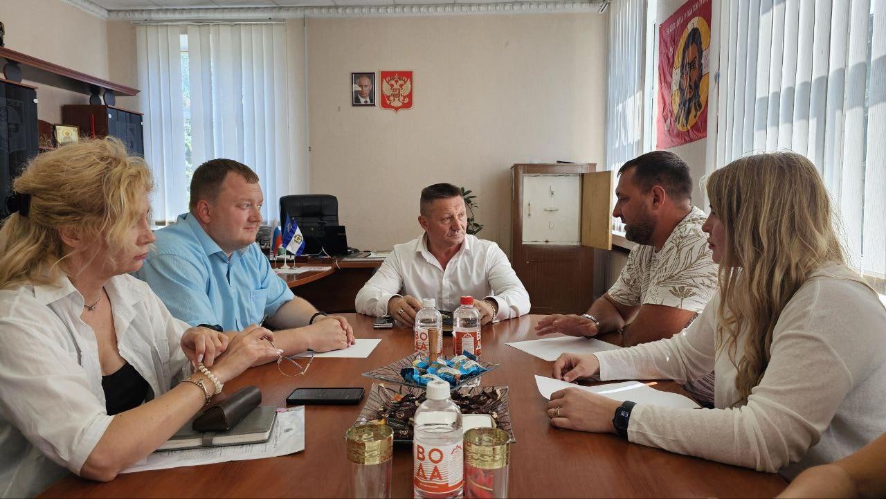 «Единая Россия» помогает формировать резерв в участковые избирательные комиссии В Скадовске прошло заседание местного политического совета Скадовского местного отделения Херсонского регионального отделения Партии «ЕДИНАЯ РОССИЯ». На заседании местного политического совета Скадовского местного отделения Партии «ЕДИНАЯ РОССИЯ» было принято решение о внесении предложения в состав резерва участковых избирательных комиссий УИК кандидатур. «Члены и активисты партии активны и в общественной деятельности, и в избирательной кампании. Партия заботится об открытости и честности проведения кампаний всех уровней, для этого обновляет и формирует предложения по составу УИК», — отметил секретарь местного отделения партии «Единая Россия» Александр Дудка.