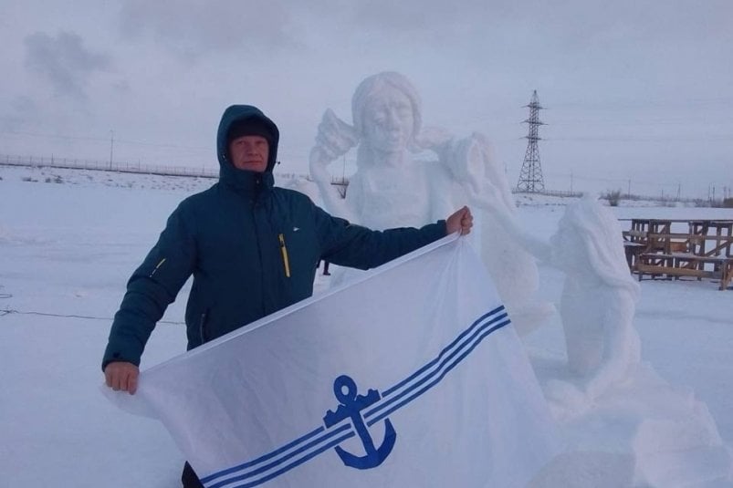 Скульптор из Находки взял спецприз на международном конкурсе ледовых скульптур  Конкурс "Бриллианты Якутии"  6+  состоялся в рамках фестиваля "Зима начинается с Якутии"  6+ .  Сергей Козлов из Находки в паре с товарищем из Лесозаводска представляли Приморье. Они участвовали в трех номинациях конкурса. В основной номинации мастера три дня создавали работу на тему "Солнце — центр мироздания" из восьми блоков 1,5 2 метра, пишет Yakutia.Media.   "В этом году нам повезло с погодой. В Якутске было всего 30° мороза — по местным меркам, жара. В прошлом году, например, было -45°С. Конечно, это непривычные и сложные условия приходилось мелкие работы, склейки делать голыми руками",   —  поделился впечатлениями Сергей.  В итоге скульптор из Находки взял спецприз "За мастерство резьбы" на международном конкурсе ледовых и снежных скульптур в Якутске.   Фото:     NakhodkaMedia   Прислать новость