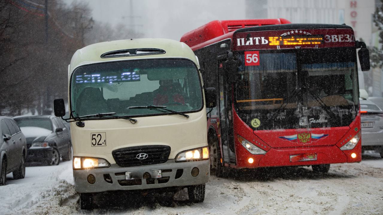 Проезд по 60 рублей: поднятие цен в автобусах перевозчики назвали вынужденной мерой  На днях стоимость проезда на отдельных маршрутах вырастет до 57 рублей, и хотя этот факт вызывает бурное возмущение у хабаровчан, перевозчики объясняют, что вынуждены поднимать тарифы. На круглом столе в Общественной палате Хабаровска предприниматели рассказали, что пассажиропоток с годами падает, расходы растут, а еще нужно обновлять автобусы, поэтому даже после увеличения цены проезда говорить о высокой прибыли не приходится.    Прочитать статью полностью