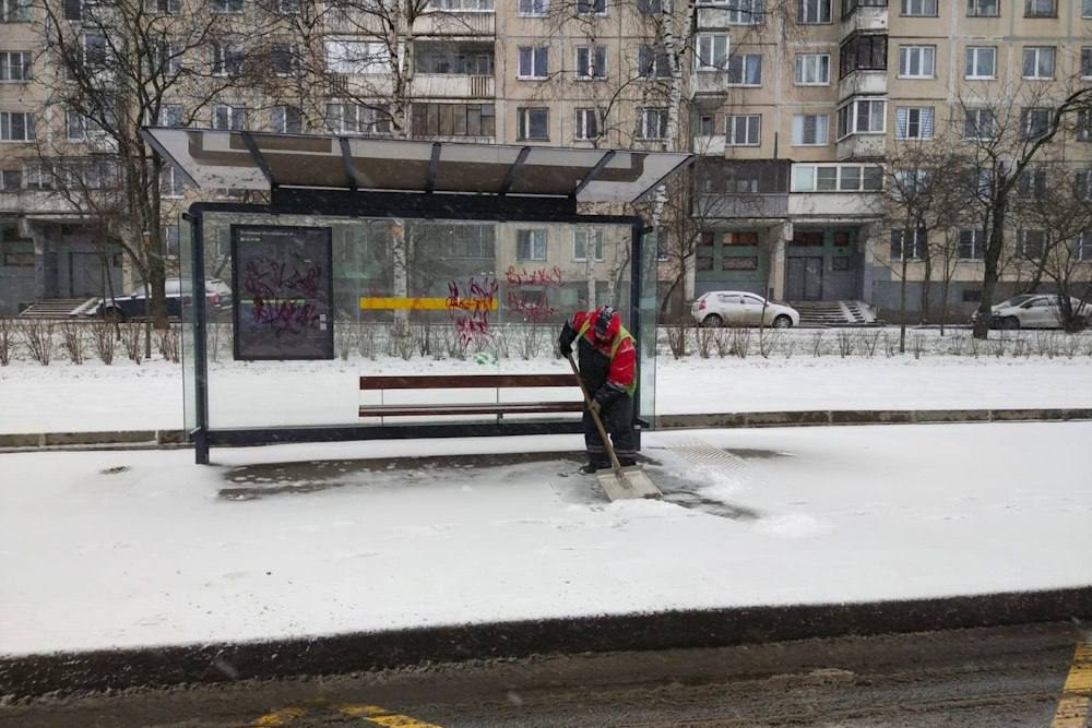 Высота снежного покрова в Петербурге достигла 14 сантиметров. Осадки не прекратятся до 6 января.   В зимней уборке Петербурга принимают участие 787 машин. За сутки было вывезено почти 10 тысяч кубометров снега.