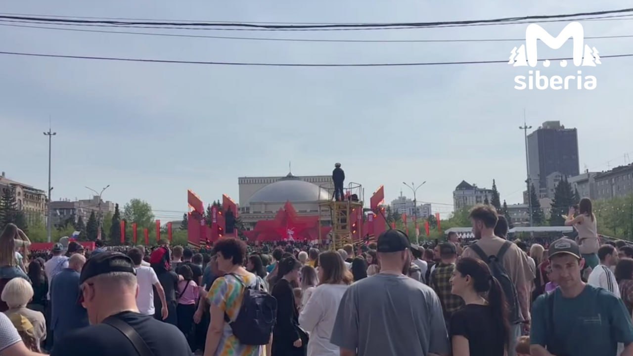 Участница Парада Победы упала в обморок в Новосибирске. Девушке помогли спасатели. Её передали врачам скорой.