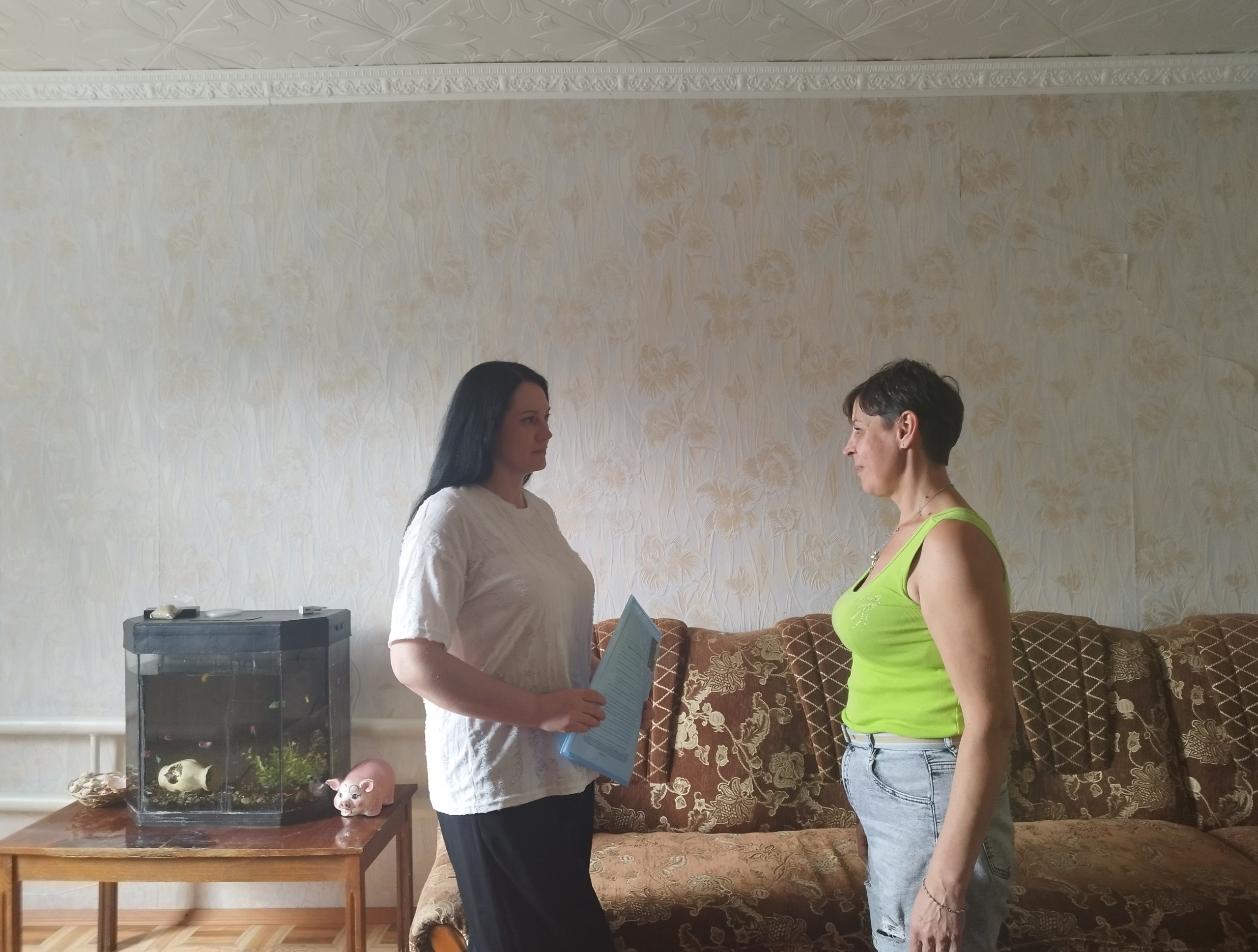 Работниками отдела по вопросам опеки, попечительства и патронажа проведена проверка условий жизни и воспитания несовершеннолетнего ребенка, находящегося под опекой в семье, проживающей на территории пгт. Дзержинский. В ходе проверки установлено, что права и законные интересы несовершеннолетнего ребенка, находящегося под опекой не нарушаются, условия проживания удовлетворительные, в доме чисто, уютно, у ребенка имеется отдельная комната, созданы все необходимые условия для сна, занятий и отдыха.