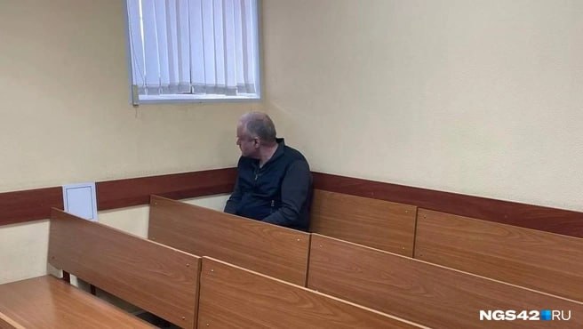 Первый замгубернатор Андрей Панов дал положительную характеристику главе округа Марине Коляденко. В своем письме он отметил, что у нее "исключительная порядочность и ответственность". Также председатель правительства заметил, что при чиновнице округ стал "самым эффективным". Надо полагать, что в том числе по освоению денег на стройку жилья для детей-сирот? Сожитель обвиняемой, вице-губернатор Глеб Орлов, прячет лицо от камеры нашего корреспондента. Больше информации - в нашем репортаже из зала суда. ⏹ Подписаться Прислать новость