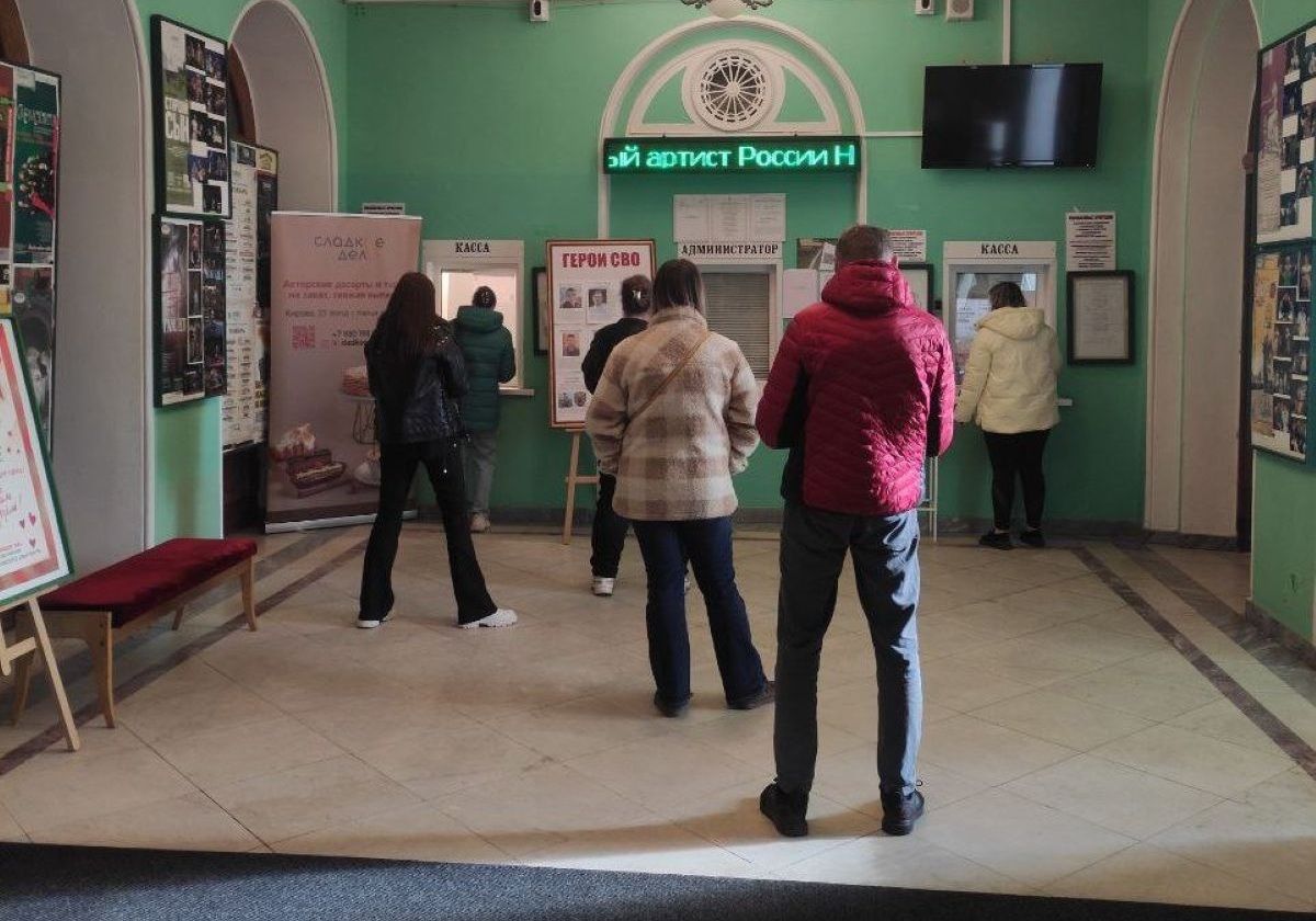 Калужский министр культуры рассказал как избежали ажиотажа из за билетов на зимние спектакли kaluganews ru fn 1750203 html Министр культуры Калужской области Павел Суслов сообщил о старте продаж билетов на спектакль Тайна третьей планеты в Драмтеатре который является главной зимней премьерой И рассказал как удалось избежать ажиотажа и скандалов из за быстрой распродажи билетов подобных тем что имели место с прошлогодним Щелкунчиком Прислать новость Подписаться