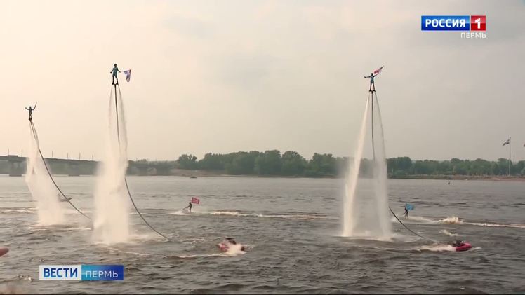 На пермской набережной прошел фестиваль водных активностей На пермской набережной прошел уникальный фестиваль водных активностей, на который собрались спортсмены и любители. Зрителей поражали гидрофлайтеры, аквабайки и водные болиды. А еще в программе соревнования по парусному спорту и гонки на лодках «Дракон». Всего фестиваль объединил 10 видов водных активностей. Участниками фестиваля могли стать не только профессионалы. К костюмированному заплыву на сапбордах присоединились десятки людей – встать на доску мог любой желающий. Как говорится, весло в руки – и вперед!