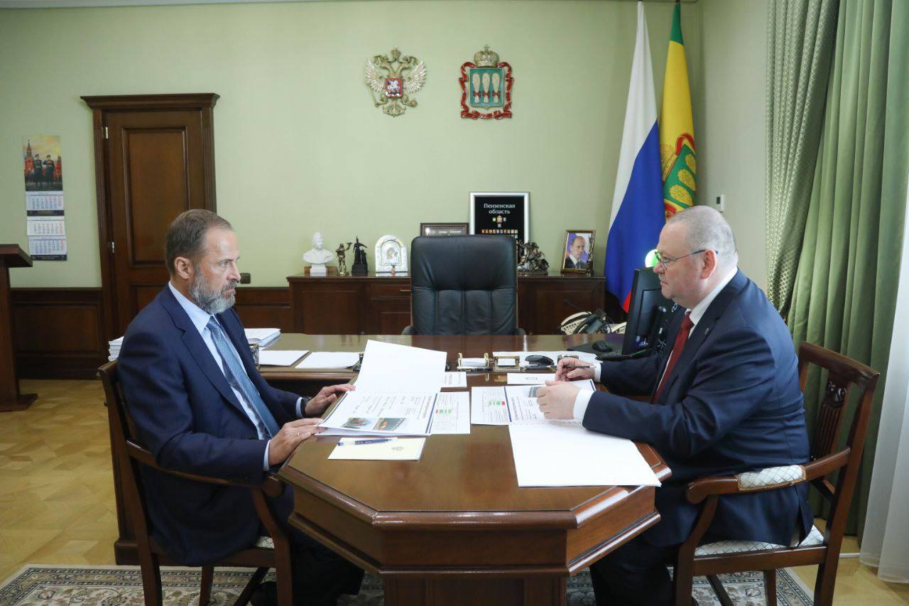 Доложил полномочному представителю Президента РФ в ПФО Игорю Анатольевичу Комарову о том, как развивается Пензенская область. В округе по итогам прошлого года мы заняли 5 место по индексу промышленного производства и 1 место — по доле субъектов малого и среднего предпринимательства. В сельском хозяйстве: 1 место — по объемам производства молока на одну корову и 2 место — по объемам производства скота и птицы на убой. На втором месте в ПФО — по вводу жилья на 1 человека. Реализуем ряд крупных инвестпроектов, которые обеспечат развитие предприятий, рабочие места, налоговые поступления в бюджет. Игоря Анатольевича заинтересовала Территория опережающего развития «Сердобск». Там сформировали пул резидентов. Получается поддержать и вывести на современный уровень ряд знаковых для нас производств. Ведем беспрецедентное обновление объектов образования. Игорь Анатольевич поддержал наше решение заняться модернизацией расположенных в районах области учреждений среднего профессионального образования. Это придаст новый импульс подготовке квалифицированных кадров и сократит отток молодежи из сельской местности. Подпишись — Олег Мельниченко в Telegram