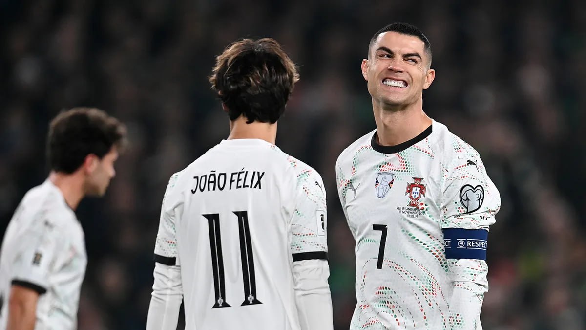 Роналду дисквалифицирован на 1 матч сборной Португалии Криштиану сыграет на старте ЧМ 2026 Дисциплинарный комитет Международной федерации футбола ФИФА дисквалифицировал нападающего сборной Португалии Криштиану Роналду на три матча национальной команды два из которых условно 13 ноября Роналду получил красную карточку в игре против сборной Ирландии 0 2 в отборочном турнире чемпионата мира 2026 Таким образом Криштиану уже отбыл реальную дисквалификацию не сыграв против Армении 9 1 16 ноября и теперь легендарный форвард сможет сыграть за сборную Португалии в стартовом матче ЧМ 2026