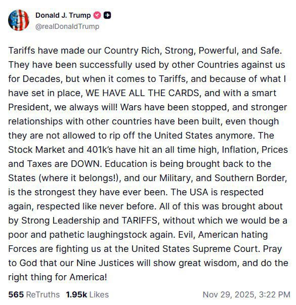 Трамп в очередной раз отстоял свою жесткую тарифную политику назвав ее основным инструментом который сделал Америку богатой сильной могущественной и безопасной По словам президента США введенные им пошлины дали стране все карты в международной торговле и позволили остановить войны и выстроить более крепкие отношения с другими странами положив конец практике когда США обдирали Он также связал свою экономическую политику с рекордными показателями фондового рынка и пенсионных накоплений заявив что инфляция цены и налоги падают У нас есть все карты и с умным президентом они будут всегда написал Трамп в Truth Social В своем обращении президент США также затронул внутренние политические баталии обвинив злые ненавидящие Америку силы в противодействии через Верховный суд Он призвал своих сторонников молиться о том чтобы судьи проявили мудрость и поступили правильно для Америки экспорт импорт tradewithoutborders торговлябезграниц США Канада Мексика Китай пошлины санкции торговыевойны Торговля без границ   Экспорт Вашей продукции Решение любых вопросов ВЭД