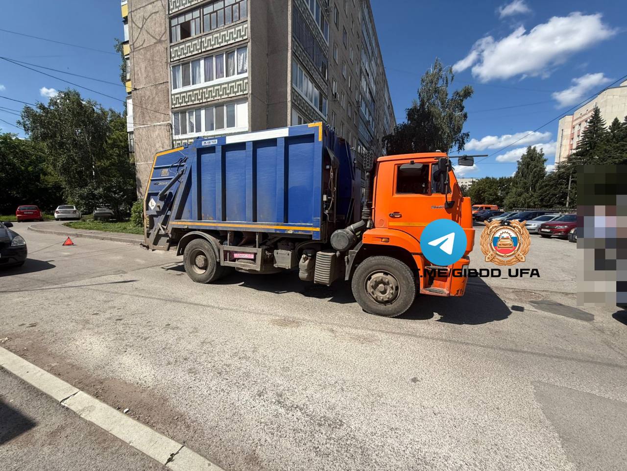 В Уфе мусоровоз сбил пенсионера во дворе Авария произошла 14 июля около полудня в Кировском районе Уфы. 41-летний водитель «КамАЗа», сдавая задним ходом во двор со стороны ул. Батырская, наехал на 86-летнего мужчину. Пенсионера с травмами доставили в больницу. После осмотра он был отпущен.