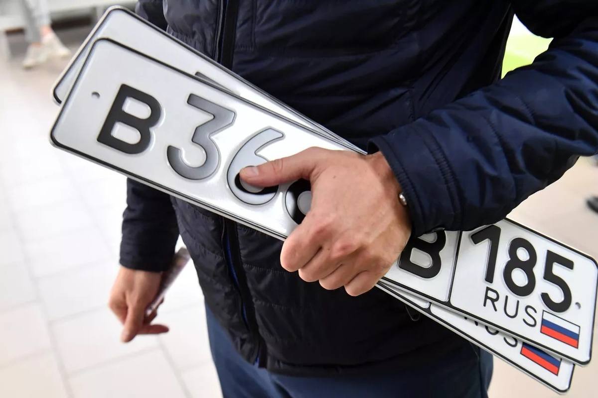 Уже скоро красивые номера можно будет купить официально прямо на Госуслугах Цены установят регистрационные органы Если закон примут он заработает с 1 июля 2026 года Закон уже внесён на рассмотрение в Госдуму