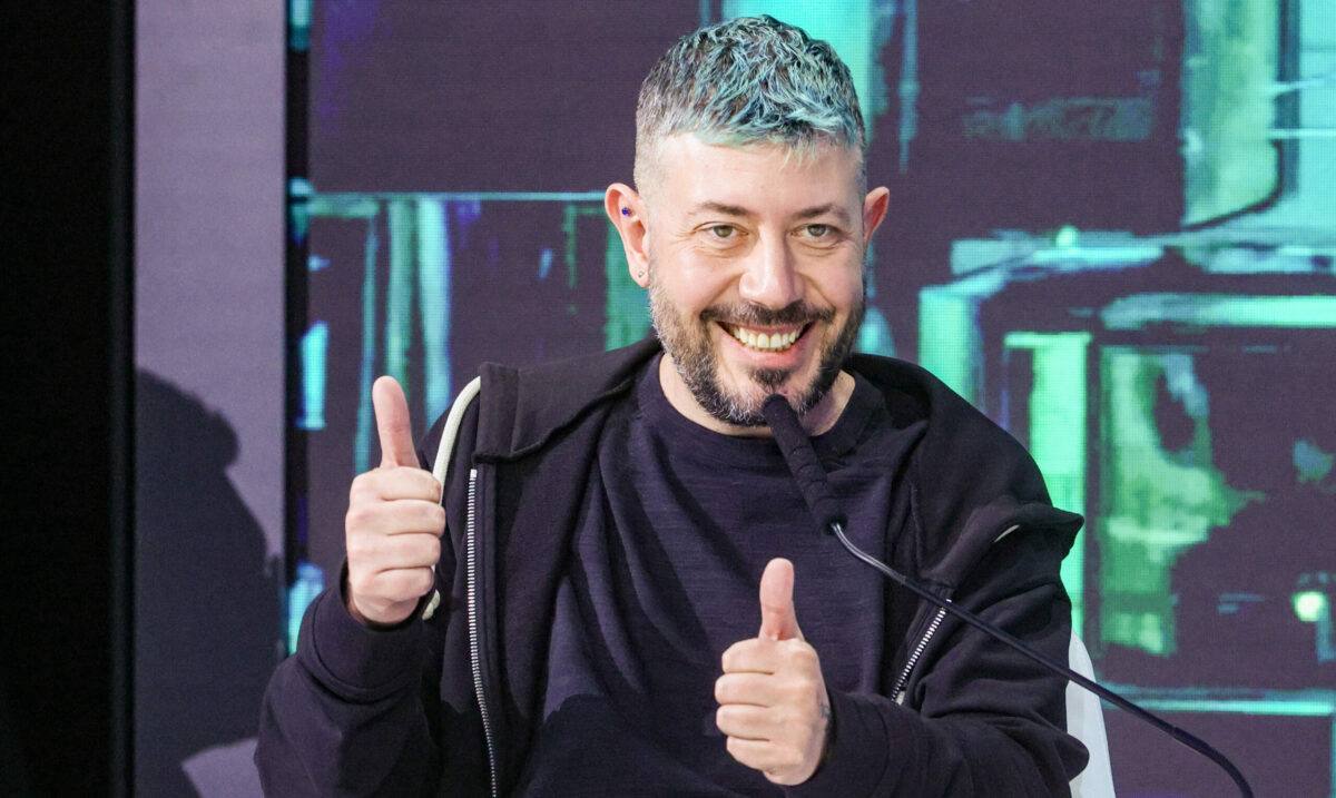 Дизайнер Артемий Лебедев обновляет личный рекорд: вчера у него родился уже 11-й ребёнок! Девочка весом 4 кг 50 г и ростом 53 см появилась на свет в престижном столичном роддоме, пишет Mash. Малышка оказалась пятой девочкой, в семье дизайнера ещё воспитываются шесть мальчишек, а первенцы уже давно сами ходят на свидания. Сам отец скромничает и держит в тайне шестую маму. Год назад, после развода, он лично приглашал кандидаток на семейную должность в соцсетях. / Наши каналы