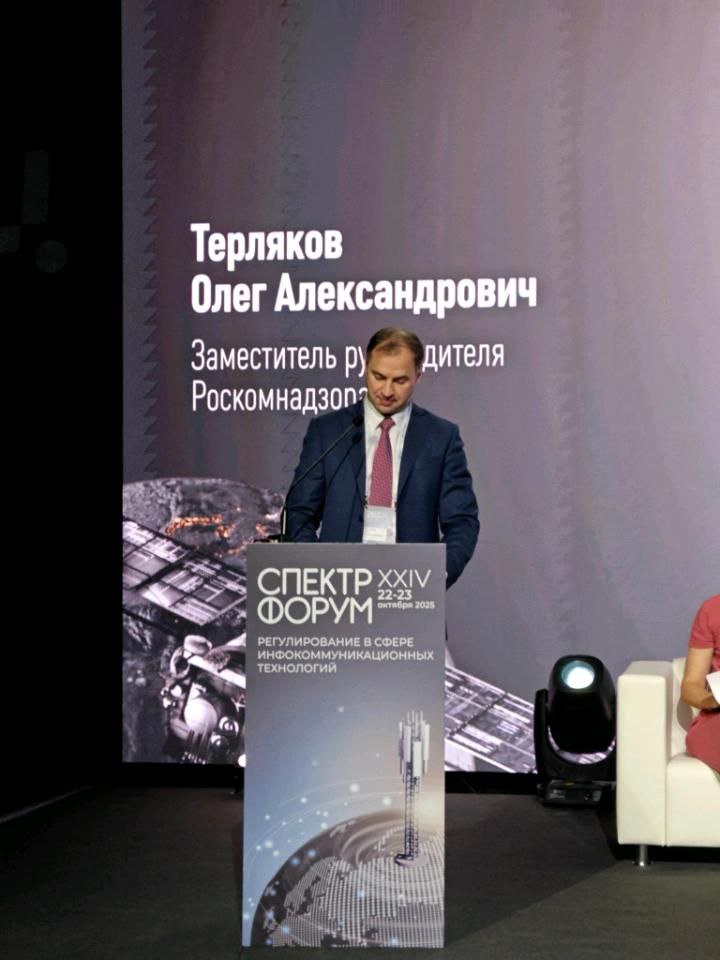 Роскомнадзор подмена номера в российских сетях связи исключена В настоящее время практически полностью исключена возможность подмены номера в российских телефонных сетях Об этом заявил заместитель руководителя Роскомнадзора Олег Терляков на проходящем в Сочи Форуме СПЕКТР 2025 Запрет на подмену номера действовал с 2018 года но отсутствие механизма постоянного контроля приводила к тому что у отдельных операторов связи подмена номеров была поставлена на поток напомнил он Принятые в 2021 году нормы по ужесточению идентификации пользователей и создание системы государственного техконтроля система контроля за состоянием идентификационных модулей КСИМ и антифрод система во многом привели к снижению анонимности в телефонных сетях отметил представитель Роскомнадзора
