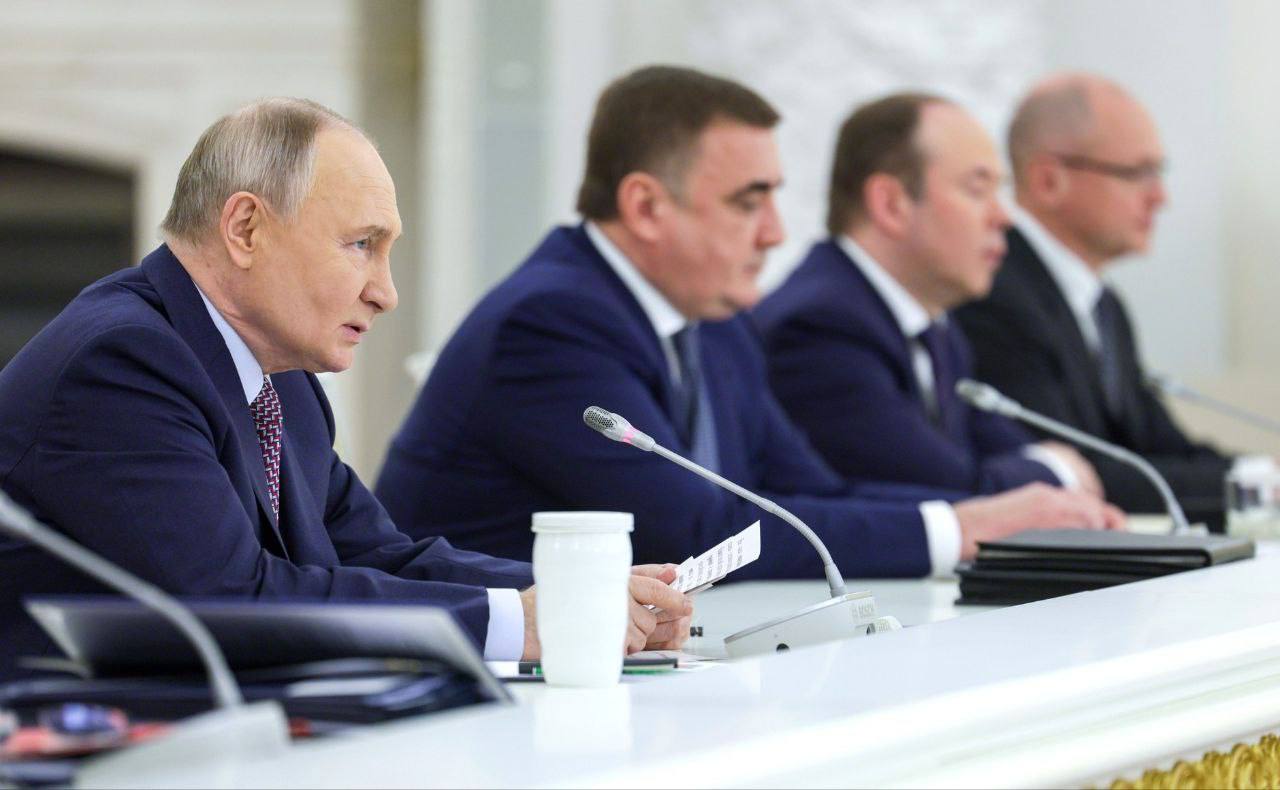 Сегодня исполняется 25 лет Государственному совету РФ Он участвует в определении стратегических задач развития страны и содействует главе государства Госсовет был создан по инициативе Президента РФ Владимира Владимировича Путина Благодаря Госсовету каждый регион получил возможность быть услышанным в самом центре российской власти Идеи которые обсуждаются на Госсовете превращаются в важные решения Например так появились программы капремонта школ ликвидации свалок развития села И еще курортный сбор который позволил обновить города курорты Ставрополья Сегодня Госсовет включен в подготовку новых нацпроектов По решению Президента участвую в этом как глава комиссии по АПК Вместе с другими регионами работаем над нацпроектом Технологическое обеспечение продовольственной безопасности Он поможет модернизировать сельскохозяйственную отрасль увеличить выпуск продовольствия Тесно взаимодействуем с секретарем Госсовета помощником Президента РФ Алексеем Геннадьевичем Дюминым Благодарю его за сотрудничество и внимание к проблематике регионов Уверен что значение Госсовета для развития страны и впредь будет высоким Всем кто участвует в его работе желаю новых результатов для нашей Родины Подписывайтесь на мой канал в MAX