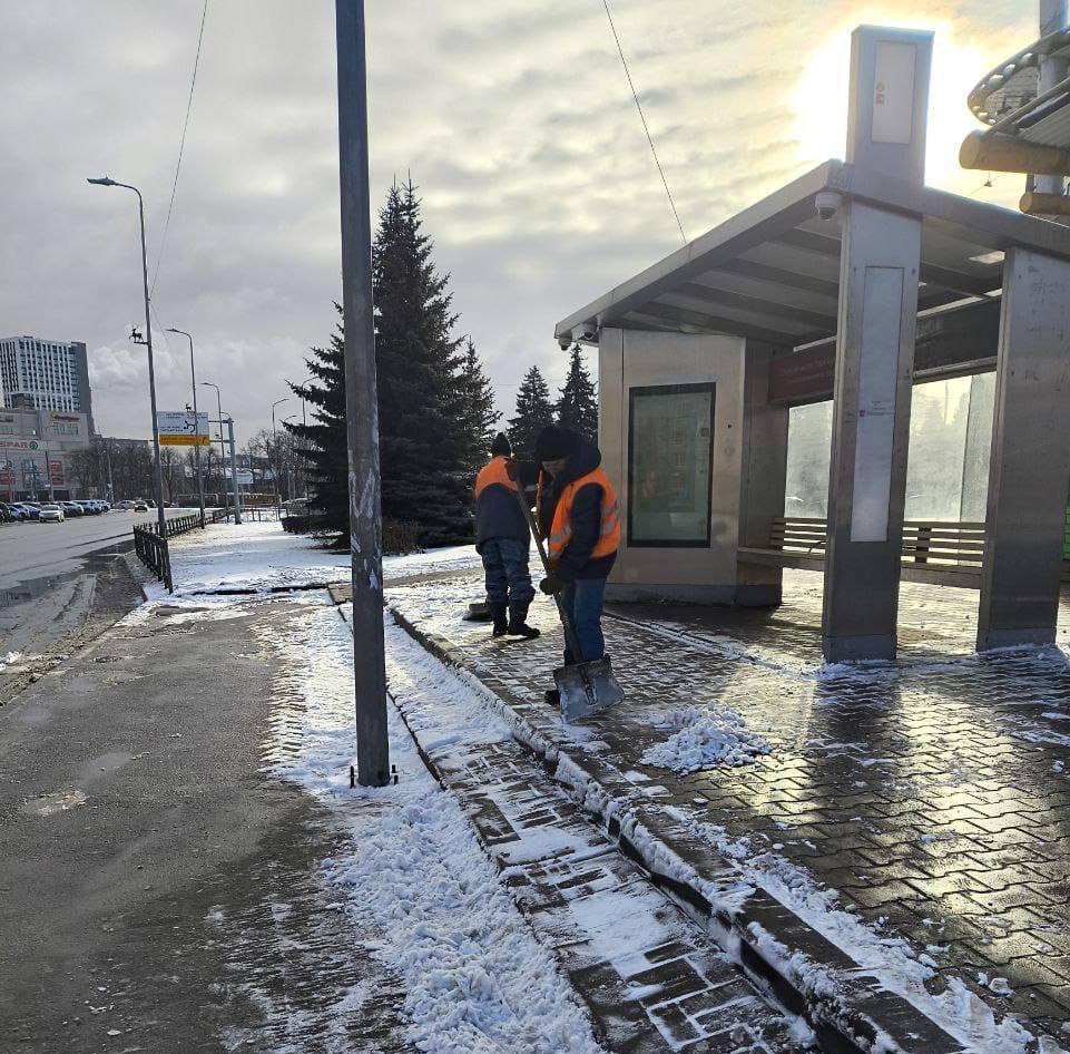 Нижегородские дорожники готовятся к снегопаду.  Синоптики обещают, что в ближайшие двое суток в городе ожидается выпадение от шести до девяти миллиметров осадков — снега с дождем.   Дороги предварительно обработают противогололедными материалами, в случае дождя будет задействована водооткачивающая техника, сообщает мэрия.