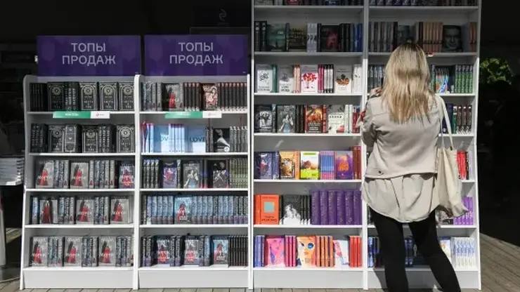 По итогам 2025 года писательница из Красноярска признана самой публикуемой в стране Уроженка Красноярска Анна Джейн настоящее имя Анна Потемкина снова заняла первую строчку в списке наиболее печатаемых авторов РФ за 2025 год Ей удалось опередить Достоевского Толстого и Пушкина следует из данных Российской книжной палаты Суммарный тираж произведений Анны за прошедший год достиг 2 167 миллиона экземпляров Это превышает показатели Федора Достоевского расположившегося на втором месте 897 тысяч почти в 2 5 раза Третью позицию занял Гэнки Кавамура с результатом 667 тысяч Фото РИА Новости Владимир Вяткин Подписаться на sibnovosti ru предложить новость