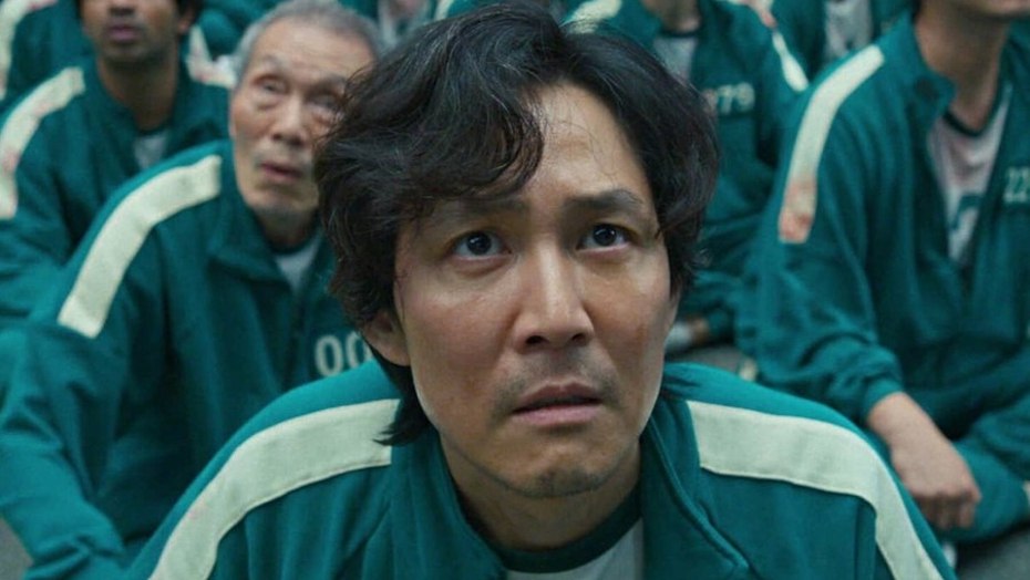 У поклонницы Игры в кальмара выманили 28 млн рублей В Южной Корее 50 летняя женщина стала жертвой масштабной аферы потеряв около 300 000 евро Мошенники на протяжении полугода выдавали себя за актёра Ли Чжон Чжэ из сериала Игра в кальмара и его менеджера общаясь с жертвой через TikTok Сначала аферисты запрашивали небольшие суммы на организацию личной встречи но постепенно увеличивали требования вымогая деньги под предлогом оплаты разрешений на выезд со съёмок и VIP пропусков Воспользовавшись установленной эмоциональной связью и имитацией романтических отношений они убедили женщину переводить крупные суммы обещая вернуть всё после возвращения актёра в страну Следователи полагают что преступники использовали искусственный интеллект для создания поддельных фотографий и документов Расследование проверяет возможные связи этой группы с международной сетью кибермошенников действующей из Камбоджи iguides