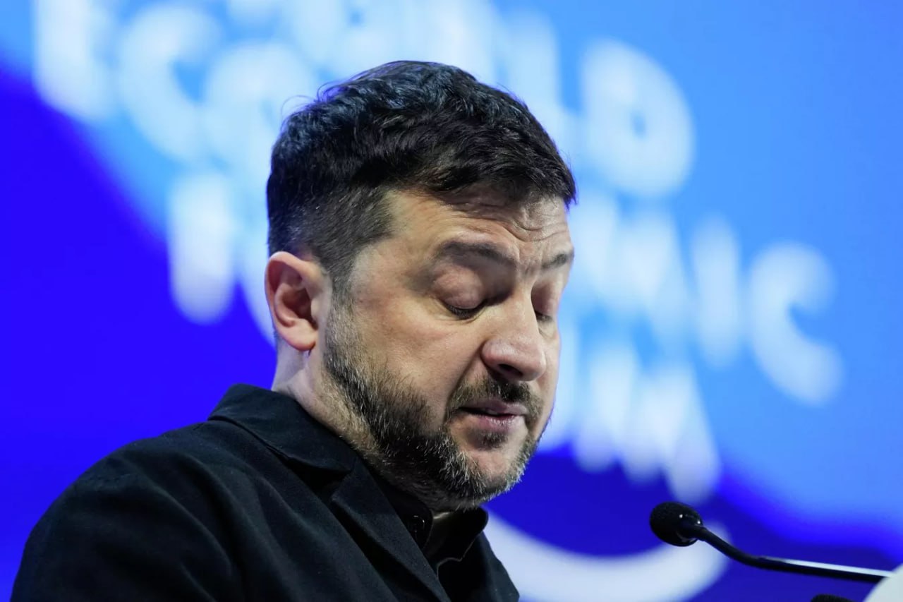 Жители Киева пожелали Зеленскому место в крематории и костюм для зарубежных поездок У украинцев не нашлось добрых слов для главы киевского режима в день его рождения 25 января свидетельствуют кадры опроса Страна ua Они пожелали Зеленскому место для урны в крематории адекватность эмпатию книги по политической философии костюм для зарубежных поездок скорейшего изгнания и таблетки для лечения психических заболеваний Подписаться на РИА Новости