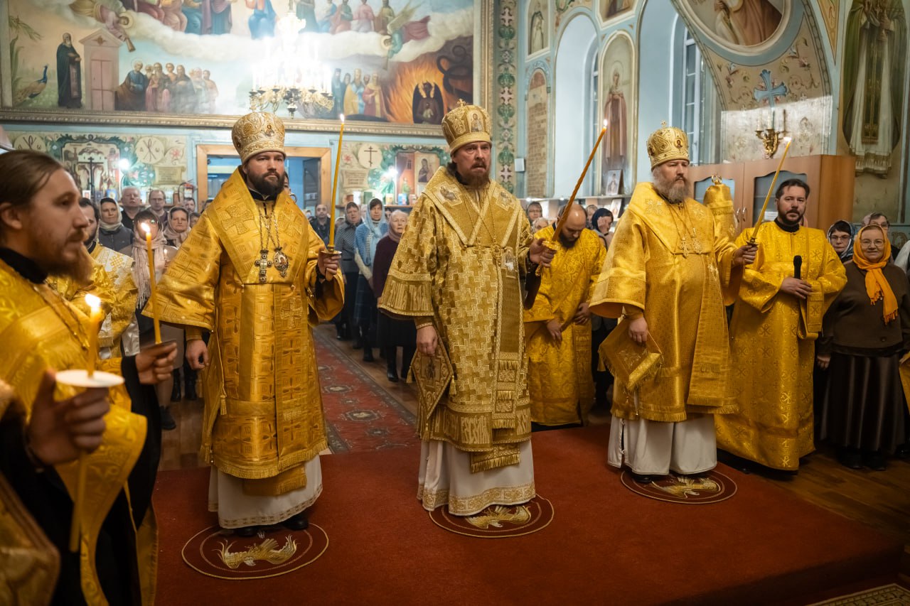 Митрополит Алексий возглавил Всенощное бдение в саткинском Никольском соборе  Вечером 18 декабря, в канун дня памяти святителя Николая, архиепископа Мир Ликийских, Чудотворца, митрополит Челябинский и Миасский Алексий, епископ Златоустовский и Саткинский Петр, епископ Троицкий и Южноуральский Павел возглавили Всенощное бдение с литией в Никольском соборе города Сатка.  В проповеди митрополит Алексий поблагодарил епископа Петра за приглашение совершить в Сатке праздничные богослужения и напомнил, что напомнил, что совсем недавно в Челябинскую митрополию были доставлены мощи святителя Николая.  «Милостью Божьей многие жители Челябинской области смогли приложиться к святыне и попросить у угодника Божия его благодатной помощи. И сегодня, придя в храмы в праздник, у нас есть возможность поблагодарить святителя за то, что он услышал наши молитвы и подал нам свою помощь», – сказал владыка Алексий.