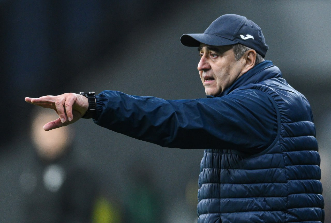 Хасанби Биджиев подал в отставку с поста главного тренера махачкалинского Динамо Об этом сообщила пресс служба клуба Сегодня команда уступила Пари НН она располагается на 13 й строчке турнирной таблицы МИР РПЛ с 15 ю очками после 18 ти туров news matchtv РИА Новости Иван Водопьянов