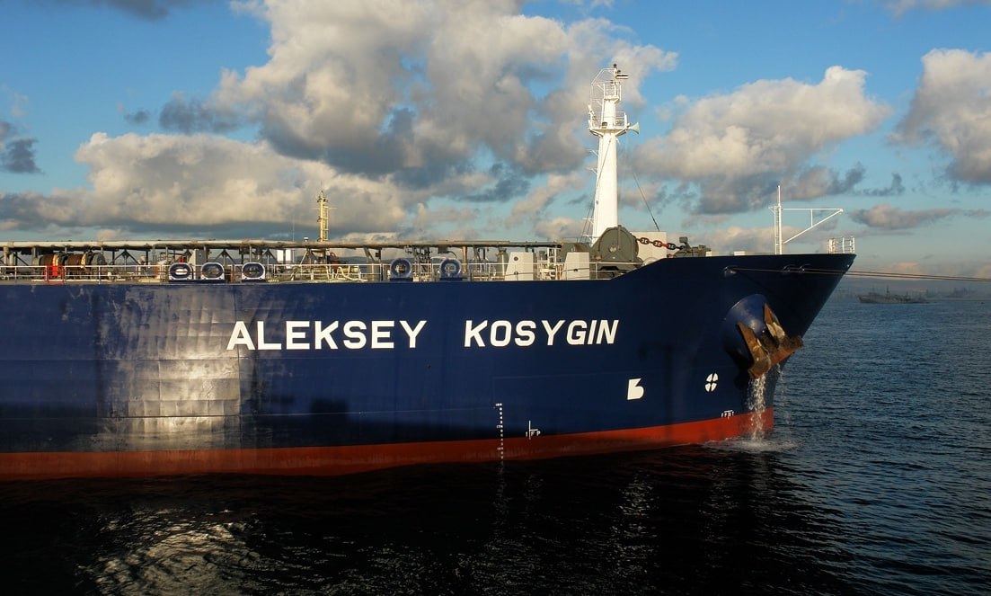 Первый российский газовоз никак не дойдёт до заказчика. Речь про "Алексея Косыгина" – головное судно в серии газовозов для "Арктик СПГ-2". Всего "Звезда" должна была построить 15 вымпелов, причём первые пять планировалось передать заказчику ещё в 2023 году, но затем сроки сдвинулись вправо из-за санкций. С флагманским судном тоже возникли проблемы – "Алексей Косыгин" отправился на ходовые испытания 25 декабря, но уже через пять дней вернулся на верфь, хотя по планам тесты должны были продлиться до конца февраля. Третий этап испытаний планируется начать в конце этого месяца, если всё пройдёт успешно - до конца года газовоз можно передавать заказчику. Правда, учитывая проблемы НОВАТЭКа с логистикой, одним судном ситуацию не исправить, при этом сроков готовности ещё 14 вымпелов пока не называют. ™ Нефтебаза
