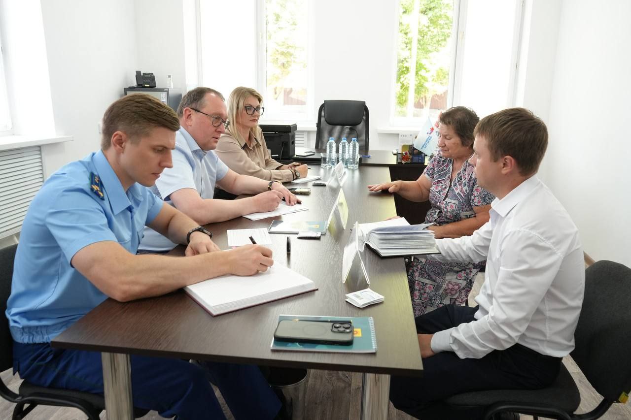 В помещении регионального фонда «Защитники Отечества» по Успенскому району социальный координатор Татьяна Виндерская совместно с главой Успенского района Геннадием Бахилиным и прокурором района Дмитрием Еськовым провели прием граждан, посвященный решению насущных проблем участников специальной военной операции и членов их семей. Земляки обратились за помощью в самых разных сферах: от вопросов жилищно-коммунального хозяйства и получения положенных социальных выплат и льгот до восстановления утраченных документов и инициативы создания Аллеи Героев в память о павших. Каждое обращение было тщательно изучено, определены конкретные шаги для решения и оказания всесторонней поддержки обратившимся. Рассмотрение вопросов, связанных с созданием Аллеи Героев, вызвало особый отклик у участников встречи. Было решено создать рабочую группу, которая займется поиском подходящего места, разработкой проекта и сбором информации о героях-земляках, чьи имена будут увековечены. Присутствующие выразили надежду, что Аллея станет не только местом памяти, но и символом единства и патриотизма для будущих поколений.