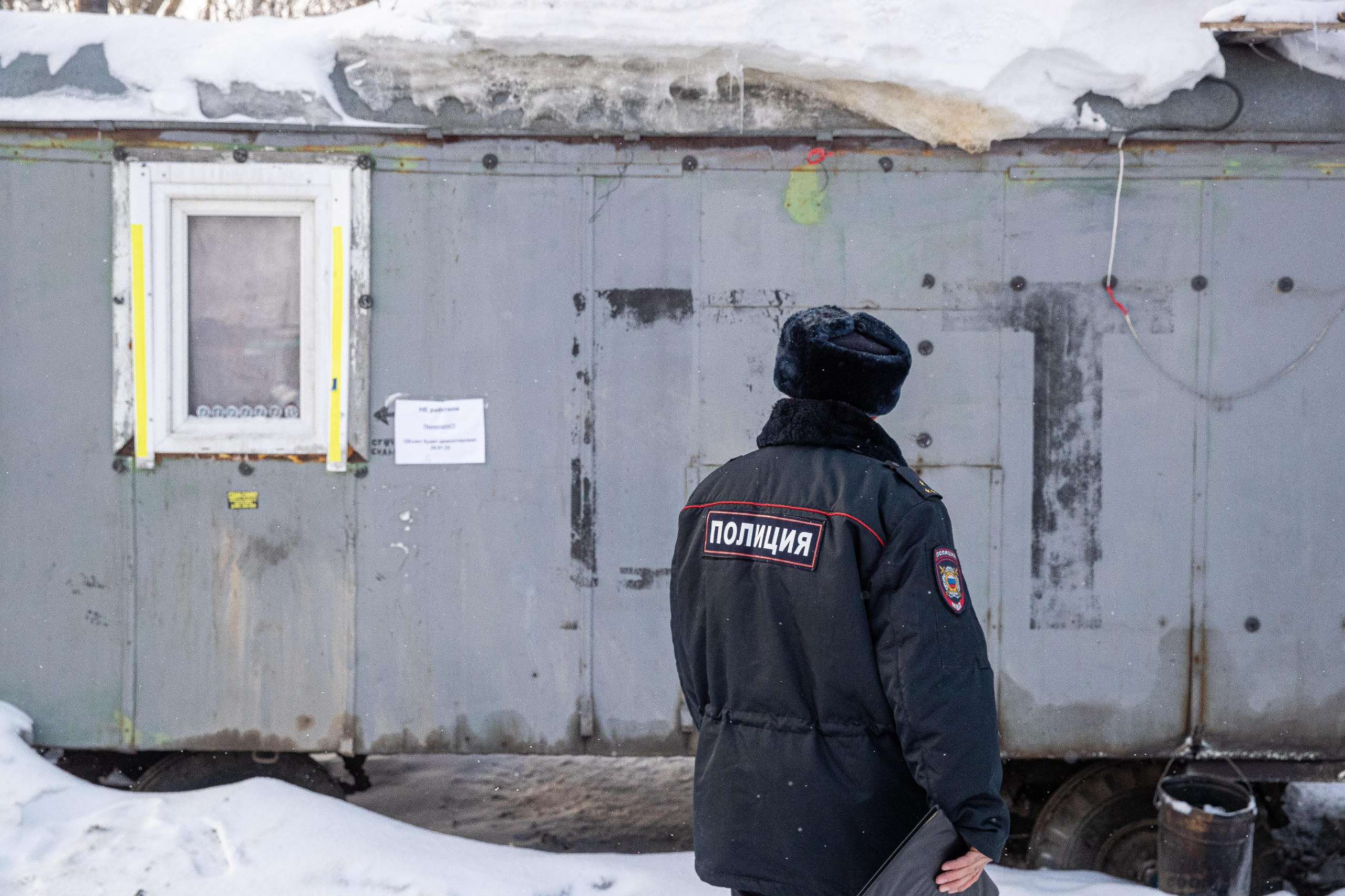 Поджигателем новогодней елки в Новокузнецке оказался подросток  В полиции Кузбасса сообщили о поимке человека, совершившего накануне поджог елки у администрации Кузнецкого района Новокузнецка. Это состоящий на учете 13-летний школьник.  Сотрудники МВД обнаружили семиклассника рядом с местом происшествия и опросили. Внятно объяснить мотивы своих действий он не сумел.  Полицейские продолжают выяснять все детали случившегося. Также рассматривается вопрос о привлечении к ответственности матери подростка.