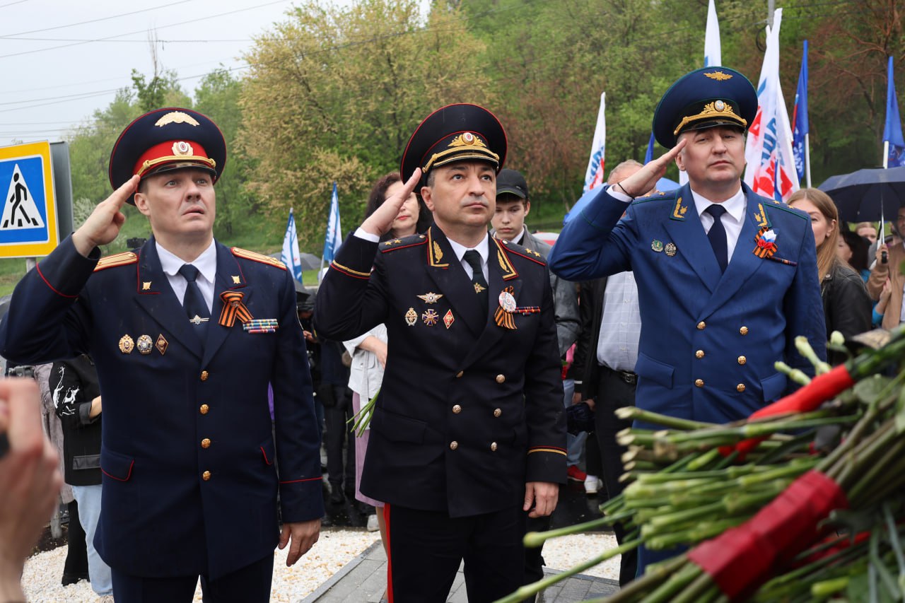 В Саратове состоялось торжественное открытие памятника легендарной «Бранденбургской мадонне» Марии Филипповне Лиманской В преддверии 80-й годовщины Победы в Великой Отечественной войне состоялось торжественное открытие памятника «Регулировщице Победы», легендарной «Бранденбургской мадонне» Марии Филипповне Лиманской. Монумент установлен на въезде в Парк Победы на Соколовой горе. В памятном мероприятии принял участие начальник ГУ МВД России по Саратовской области генерал-лейтенант полиции Николай Ситников. Вместе с представителями руководства региона руководитель Главка возложил цветы. Мария Филипповна Лиманская родилась в 1924 году в селе Старая Полтавка Волгоградской области. Весной 1942 года в возрасте 18 лет ушла на фронт. Сначала служила в запасном полку и шила одежду для солдат, затем, после краткосрочного обучения, стала регулировщицей движения на фронтовых дорогах. Ее фото на фоне разрушенных Бранденбургских ворот, сделанное 2 мая 1945 года фотокорреспондентом Евгением Халдеем, облетело буквально весь мир и стало одним из символов Победы нашего народа в Великой Отечественной войне. После войны Мария Филипповна работала медсестрой, затем школьным библиотекарем. С 1994 года проживала в селе Звонаревка Марксовского района Саратовской области. Легендарная регулировщица ушла из жизни 26 ноября 2024 года в возрасте 100 лет.