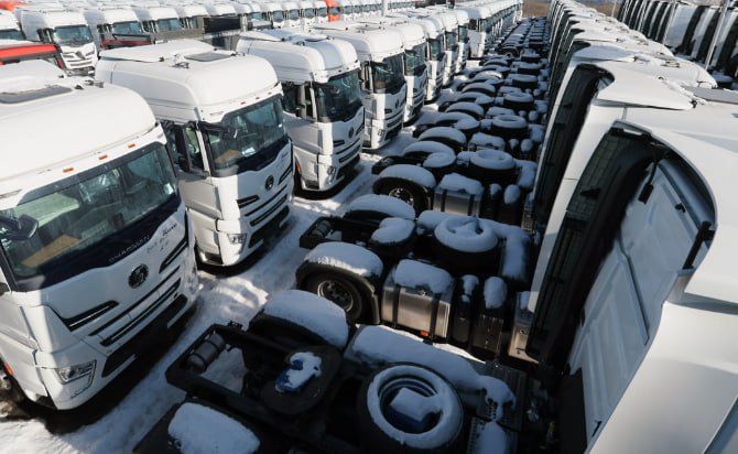 Доля новых тяжелых грузовиков из КНР на рынке РФ упала до 53 Доля новых тяжелых грузовиков из Китая на российском рынке сократилась с 70 до 53 за 11 месяцев 2025 года При этом доля отечественных марок за этот период выросла с 20 до 36 в ГК Интерлизинг Китайские марки постепенно уступают лидерство российским производителям за счет более привлекательной стоимости и государственной поддержки Например доля новых китайских тяжелых грузовых автомобилей свыше 16 тонн на российском рынке за январь ноябрь снизилась с 70 до 53 а отечественных выросла с 20 до 36 Как подчеркнули в группе импорт китайских грузовиков массой свыше 16 тонн в Россию сократился на 90 Также снизился ввоз седельных тягачей и самосвалов на 95 и 96 соответственно бортовых грузовиков и спецтехники на 83 и 68 Можно предположить что рост доли отечественных марок на рынке коммерческого транспорта будет увеличиваться и в 2026 году В том числе и в связи с расширением ассортимента у производителей Например грузовиками с завода в Санкт Петербурге или из особой экономической зоны в Ульяновске По данным группы за 11 месяцев 2025 года в России было продано 78 3 тыс новых легких коммерческих автомобилей что на 22 меньше чем годом ранее Реализация тяжелых грузовиков и спецтехники сократилась еще значительнее на 56 41 8 тыс единиц и 41 3 соответственно