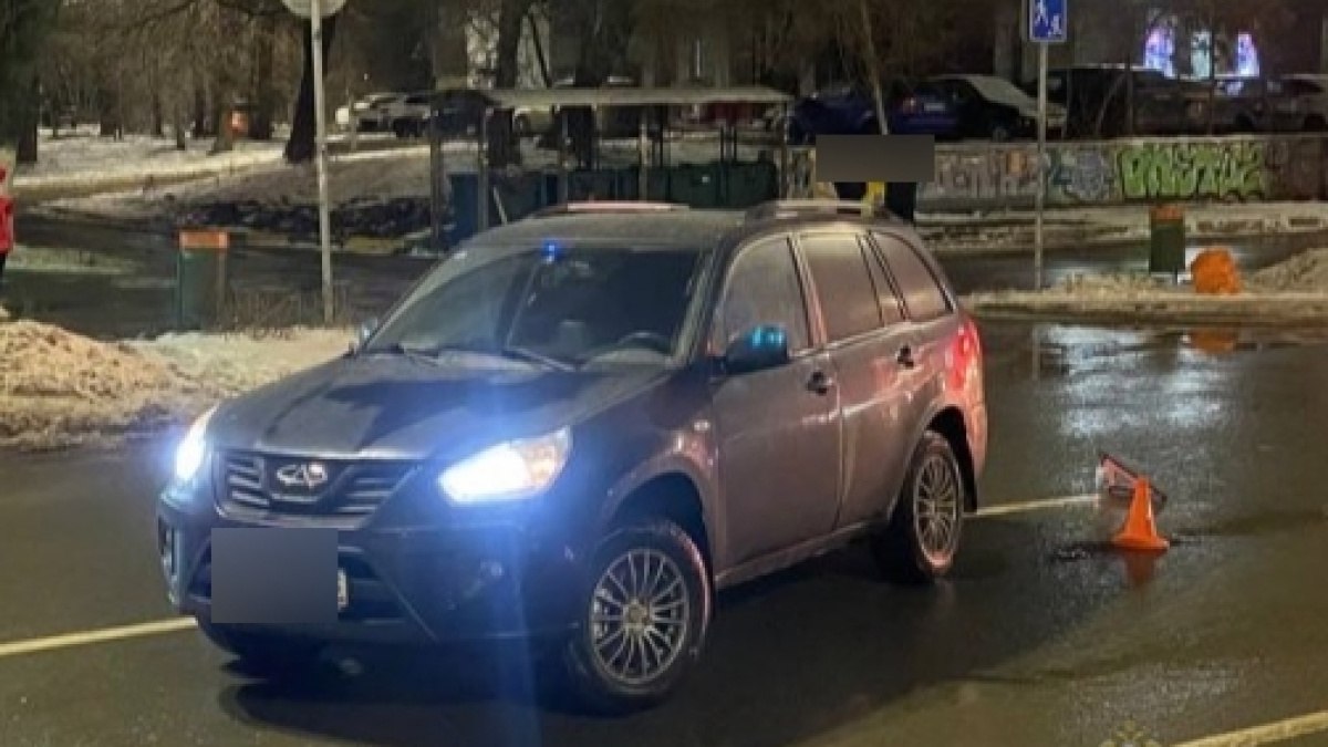 В Самаре две 86 летние женщины попали под разные машины за сутки Первое происшествие случилось в Кировском районе города По данным Госавтоинспекции в 12 09 38 летний водитель Ford Transit двигался задним ходом по дворовому проезду Напротив дома 5А на улице Советской он сбил 86 летнюю женщину Пешеход получила травмы но госпитализация ей не потребовалась ей назначено амбулаторное лечение Второй инцидент произошёл в Советском районе В 17 36 41 летняя автомобилистка на Chery Tiggo выезжала с прилегающей территории у дома 8 на улице Победы На пути у неё оказалась 86 летняя женщина которая переходила дорогу в неположенном месте В результате ДТП пенсионерку госпитализировали ГУ МВД России по Самарской области ГТРК Самара MAX lВК lОК lСАЙТ