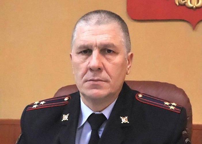В ГИБДД по Челябинску назначили нового начальника Госавтоинспекцию Челябинска возглавил 55 летний полковник полиции Евгений Резаев 29 сентября его официально представили составу гарнизона Нового руководителя личному составу Госавтоинспекции гарнизона Челябинска представил замначальника регионального ГУ МВД Игорь Белецкий уточнили в ведомстве Он пожелал Евгению Резаеву успехов и достижения эффективных результатов При этом представитель полицейского главка подчеркнул что сотрудники ГАИ всегда на виду и зачастую от их работы и общения с гражданами зависит мнение о полиции Евгений Резаев карьеру в челябинской ГИБДД начал в 1996 году инспектором Дорожно патрульной службы В 2015 м он окончил Челябинский государственный университет по специальности юриспруденция В 2020 м его назначили командиром полка А в марте этого года он занял пост начальника отдела Управления ГАИ ГУ МВД по региону Подписаться на vecherchel   Голосовать за канал