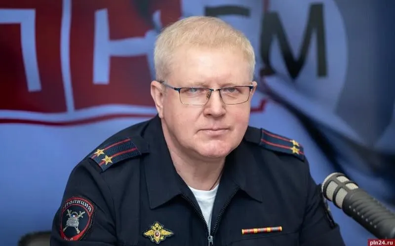 Около 5000 жалоб поступило за год на постановления с дорожных камер фотовидеофиксации в Псковской области Руководитель ЦАФАП УГИБДД УМВД России по Псковской области Юрий Фёдоров рассказал в эфире ПЛН FM о статистике обжалования штрафов с камер Цифры В 2025 году поступило 4 974 жалобы на постановления об административных правонарушениях За первый квартал 2026 года уже 627 жалоб Для сравнения всего в 2025 году вынесено 577 729 постановлений с камер Почему жалуются В большинстве случаев оспаривается не сам факт нарушения а личность водителя 70 жалоб за рулём был не собственник автомобиля ответственность по закону несёт владелец 10 машина продана по договору купли продажи но переход права собственности не зарегистрирован Другие причины водитель не увидел знак ограничения скорости или отсутствовал знак 6 22 при фиксации мобильным комплексом Что делают с жалобами По каждому обращению проводится проверка Если данные подтверждаются постановление может быть отменено или перенаправлено фактическому нарушителю На заметку автовладельцам При продаже автомобиля сразу регистрируйте переход права собственности в ГИБДД Если машиной управляет другой водитель оформите доверенность или будьте готовы к тому что штрафы придут вам Внимательно следите за дорожными знаками особенно в зонах работы мобильных камер ПЛН в MAX