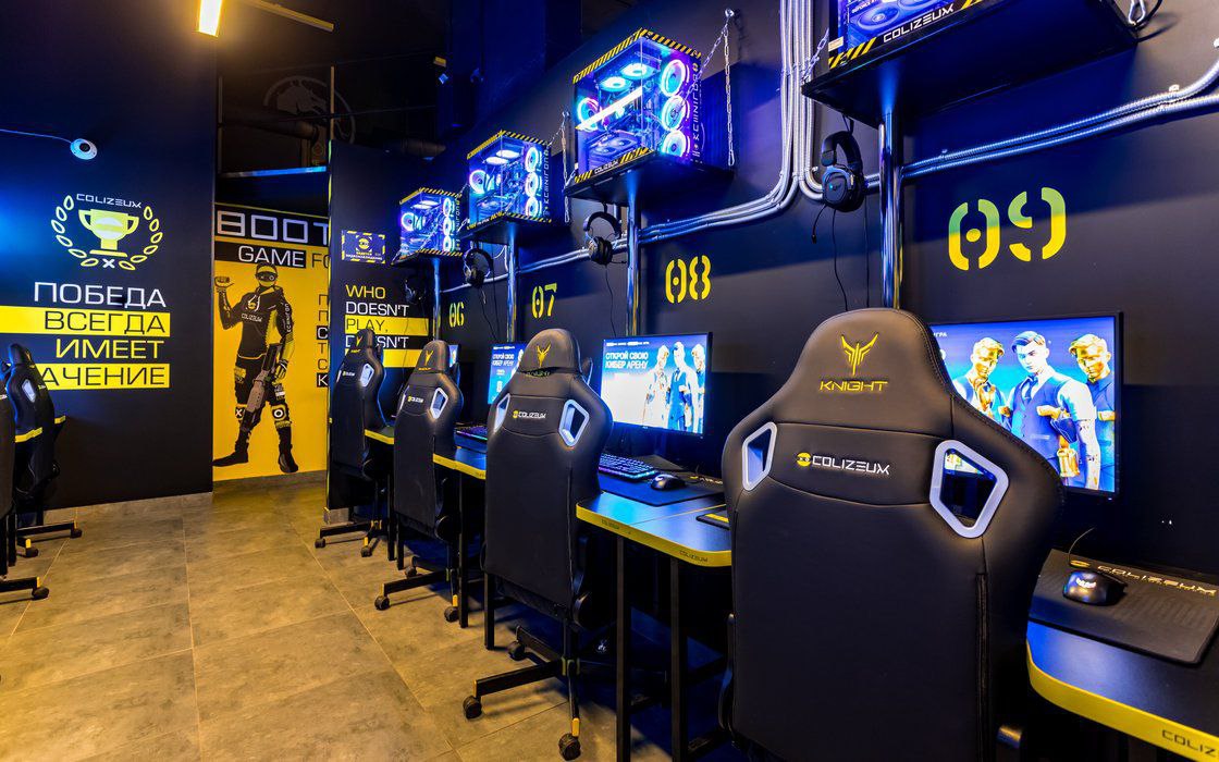 Настоящая кибер гонка М Видео откроет компьютерный клуб в своем магазине До конца июня в столичном ТЦ Калейдоскоп ритейлер М Видео откроет полноценный компьютерный клуб вместе с партнёром Colizeum прямо внутри торгового зала Пока это пилот но если зайдет масштаб будет серьезный Вот где смекалка когда трафик уходит на маркетплейсы зачем просто смотреть на коробку с видеокартой когда можно прийти и протестировать топовое железо в настоящих боевых условиях И это не просто пара компов в углу а полноценная кибер арена с автосимуляторами и турнирам мощными ПК и игровыми консолями Знаете как бывает забежал за мышкой а попадаешь на турнир Ну а мы уверены что если ты не стоишь на месте то даже в привычном ритейле открываются совершенно другие двери и иногда даже в виртуальные миры retail МВидео ритейл Знание сила Подписка кнопка