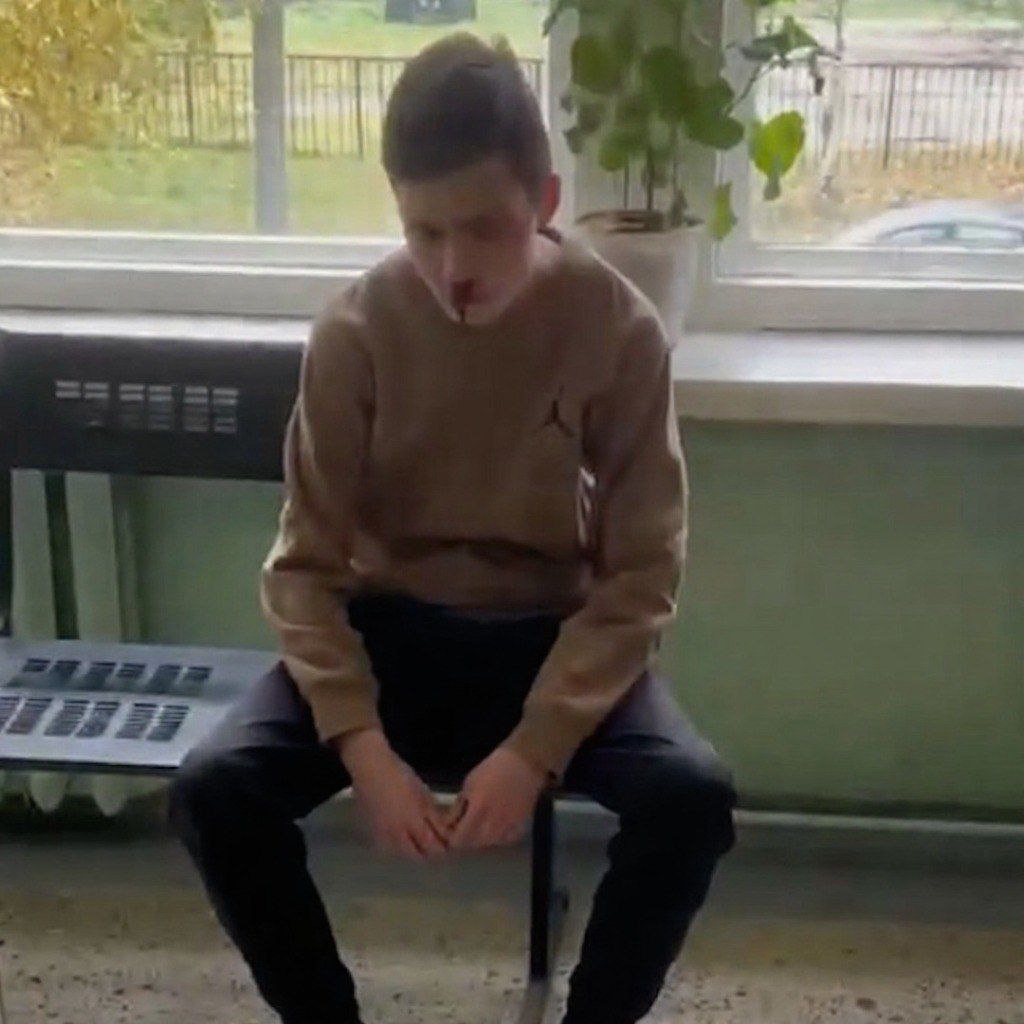Мать парня который устроил нападение с ножом на колледж в Архангельске дала первый комментарий Женщина заявила каналу Осторожно новости что видела сына утром его настроение было нормальным на какие то проблемы он не жаловался От других комментариев она воздержалась добавив что буквально только что узнала о произошедшем Я только что об этом узнала Утром его видела проблем никаких не было Настроение нормальное было заявила она ВПШ