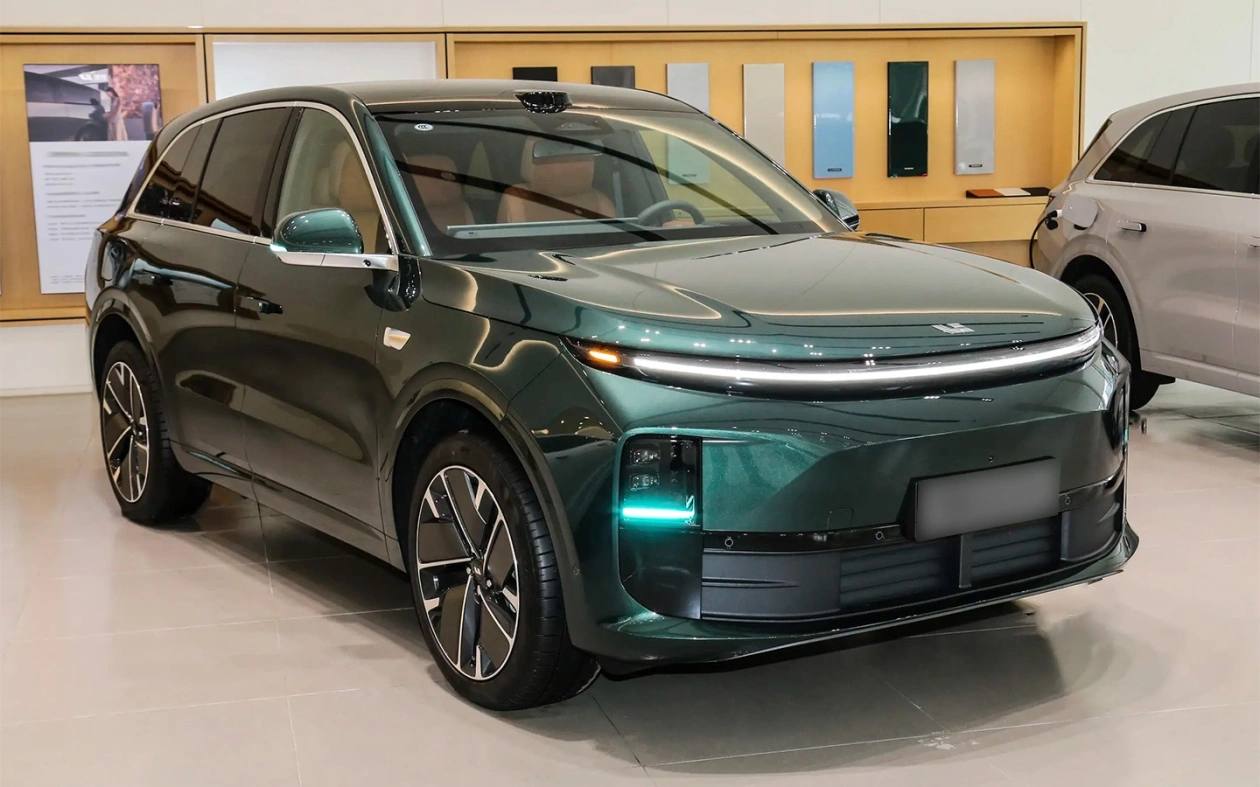 Li Auto прекратят завозить в Россию по параллельному импорту Альтернативные поставки автомобилей Lixiang Li Auto прекратятся 15 мая, сообщила Autonews компания-дистрибьютор марки Sinomach Auto. «Новая стратегия предусматривает реализацию внедорожников только через официального импортера/дистрибьютора Sinomach Auto. Это позволит обеспечить контроль за ценами, высокое качество сервиса, оперативную поддержку клиентов, а также все другие преимущества официальной заводской поддержки», — говорится в заявлении представительства Lixiang. При этом компания-дистрибьютор не сообщала, смогут ли автомобили бренда, приобретенные ранее по схеме параллельного импорта, пользоваться услугами официального сервиса.