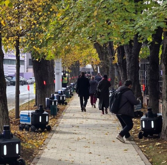 Яндекс планирует значительно увеличить флот своих автономных роботов доставщиков к концу 2027 года выпустит в общей сложности 20 тыс роботов нового поколения Стоимость доставки роботами с 2019 года снизилась в 5 раз и сейчас сравнялась с курьерской доставкой после запуска робота доставщика 4 0 рободоставка будет обходиться дешевле чем доставка курьером подчеркнули в Яндексе smartlab news i 167641 YDEX