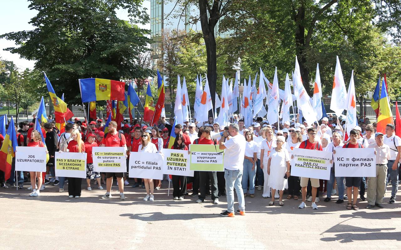 Конституционный суд окончательно превратился в офис PAS — Патриотический блок.  "Жёлтая группировка протащила в Конституционный суд своих карманных судей и незаконно привела их к присяге.  С этого дня КС окончательно превратился в офис PAS. Этот «суд» больше не служит Конституции и народу - он служит только диктатуре жёлтого режима", — заявили на митинге Патриотического блока у парламента.   Главный риск — отмена результатов парламентских выборов, которые будут разгромными для PAS, заявили на митинге.
