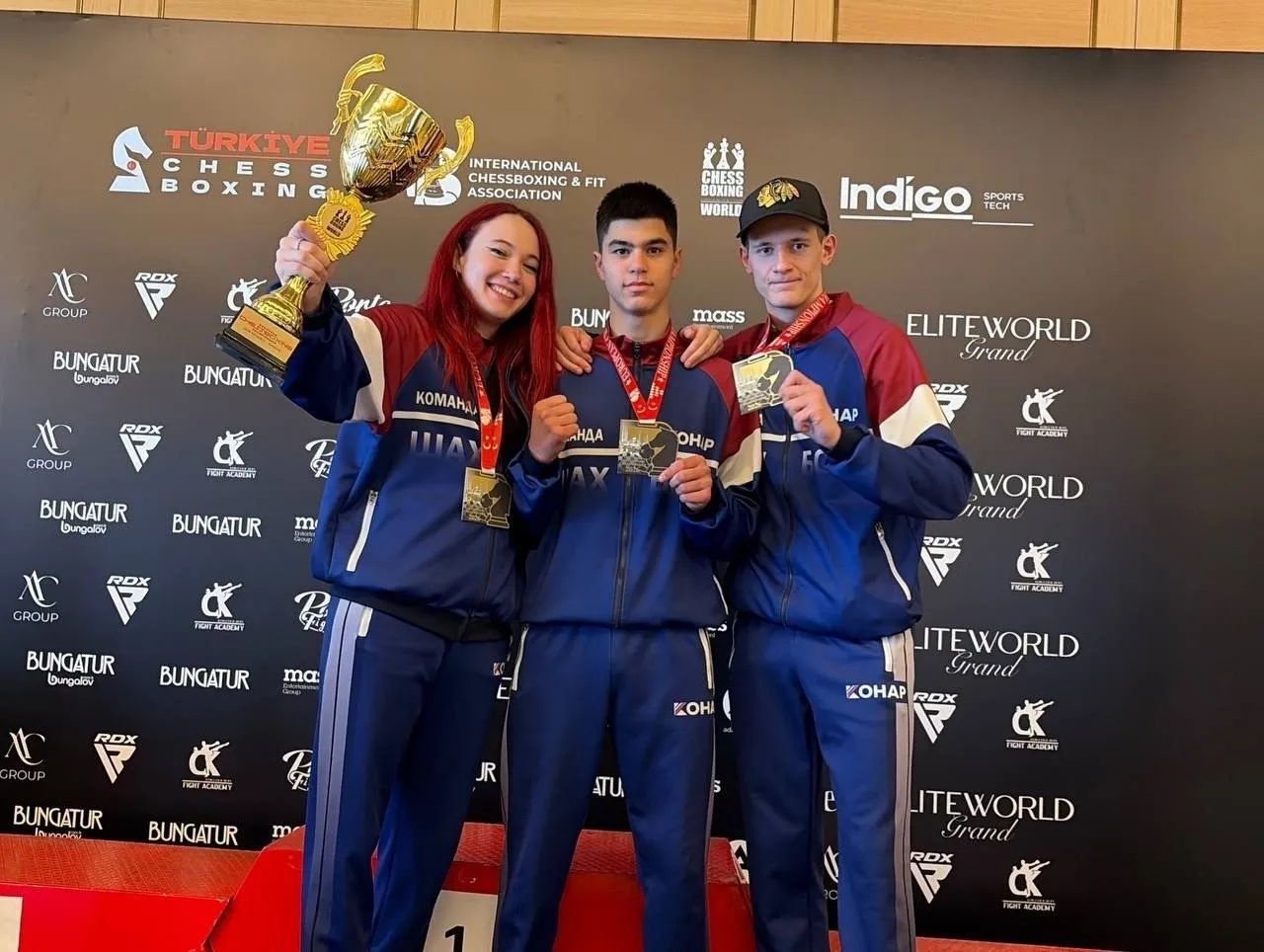 Челябинск Главное Челябинцы завоевали три золотых медали на чемпионате Европы по шахбоксу На турнире в Турции у наших земляков аж три титула чемпионов Яркие победы одержали Амина Ахмадулина Сергей Файзуллоев и Никита Алюшкин Они доказывают можно одновременно быстро думать за шахматной доской и мощно работать кулаками на ринге Мы в MAX VK Сайт ТГ