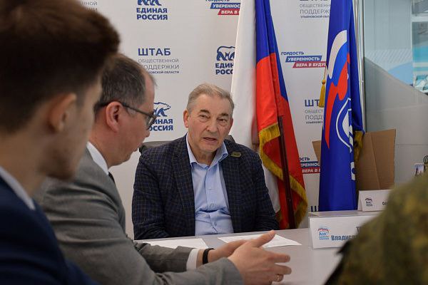 «Единая Россия» поддерживает развитие детского спорта в Ульяновской области Депутат Госдумы Владислав Третьяк провел прием граждан в Ульяновской области, в рамках которого к нему обратились заявители с просьбой поддержать проект «От шайбы к мячу». Жители пригородных сел Засвияжского района участвуют в конкурсе инициативного бюджетирования с проектом обустройства на территории Отраденской школы нового хоккейного корта и спортивной площадки. Они попросили оказать содействие в реализации проекта, депутат инициативу поддержал. Также на прием пришли родители учеников димитровградского многопрофильного лицея. Команда образовательной организации стала победителем областного этапа соревнований по баскетболу 3х3 и получила право представлять регион в финале турнира в Смоленске. Заявители попросили депутата оказать поддержку в части организации выездных соревнований. «Спорт должен быть доступным для каждого мальчишки и девчонки в нашей стране. Необходимо создавать комфортные условия для занятий, обеспечивать участие наших команд в турнирах и соревнованиях самого высокого уровня. Вклад в наших детей - вклад в будущее страны», - подчеркнул Третьяк.