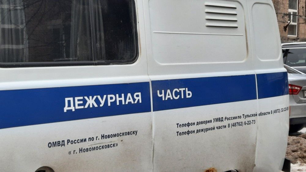Наркоторговцы из Новомосковска напали на полицейского. Теперь их ждет суд  В Новомосковске завершено расследование уголовного дела в отношении организованной группы, занимавшейся сбытом наркотических средств.  Следователем следственного отдела по городу Новомосковску СУ СК России по Тульской области завершено расследование уголовного дела в отношении мужчины и женщины, обвиняемых  в совершении 99 эпизодов преступления, предусмотренного ч. 3 ст. 30 п. «а» ч. 4 ст. 228.1 УК РФ  покушение на сбыт наркотиков организованной группой , 39 эпизодов преступления, предусмотренного ч. 3 ст. 30 п.п. «а», «г» ч. 4 ст. 228.1 УК РФ  покушение на сбыт наркотиков организованной группой в крупном размере  и преступления, предусмотренного ч. 1 ст. 318 УК РФ  применение насилия в отношении представителя власти .  Следствием установлено, что 11 декабря 2024 года в ходе задержания сотрудниками полиции двух сбытчиков наркотических средств, последние оказали сопротивление и нанесли не мене 5 ударов в область головы и тела оперуполномоченного.  В ходе проведения следственных действий и оперативных мероприятий у пары были обнаружены 49 грамм кокаина и 395 грамм мефедрона, предназначенных для последующего сбыта. Всего следователями установлено  138 фактов покушения на сбыт наркотиков обвиняемыми.  По ходатайству следователя в отношении мужчины и женщины избраны меры пресечения в виде заключения под стражу. В настоящее время следователем собраны достаточные доказательства причастности обвиняемых к инкриминируемым преступлениям. Уголовное дело с утвержденным обвинительным заключением направлено в суд для рассмотрения по существу.  Источник