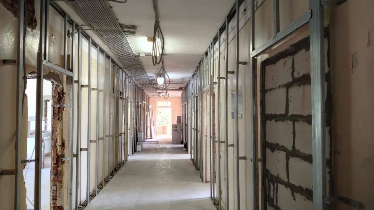 В Новомосковске ремонтируют клинико-диагностический центр Ремонт проходит по программе модернизации первичного звена нацпроекта «Продолжительная и активная жизнь», подробнее рассказывает глава региона. Клинико-диагностичексий центр обслуживает население шести районов Тульской области. В здании полностью обновили все инженерные сети и коммуникации, включая системы отопления, электроснабжения, водоснабжения и вентиляции. Проведен ремонт стен и установлены новые окна. В настоящее время завершаются отделочные работы на третьем этаже клинико-диагностического центра. На все время ремонта прием врачей-специалистов, обследование пациентов ведутся в поликлинике № 2 на улице Дружбы. Источник