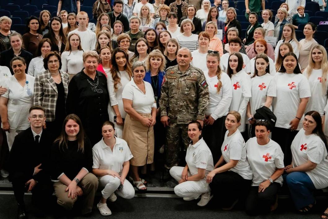 С тюменскими медсестрами встретился Герой России Рустам Сайфуллин в преддверии Дня семьи, любви и верности. Он поблагодарил медиков за труд, мужество и стойкость, которые они проявляют на СВО, спасая жизни бойцов и порой жертвуя своими. Именно семью Рустам Сайфуллин считает одной из главнейших ценностей. "Когда находишься при смерти, ты не вспоминаешь о квартире или машине, ты думаешь о своих близких. Когда открываешь глаза после тяжелой операции, не квартира или машина тебя держат за руку. Рядом с тобой — жена, мама, сестра", – подчеркнул Рустам Сайфуллин. Сейчас полковник Рустам Сайфуллин – заместитель начальника ТВВИКУ. Он занимается спортом и общественной работой, продолжает поддерживать связь со своими бойцами.