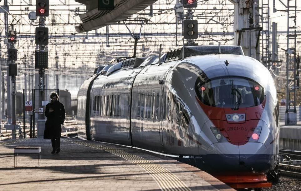 Организация движения дневных поездов Сапсан и Аврора между Москвой и Санкт Петербургом изменится после ввода в эксплуатацию первой линии высокоскоростной железнодорожной магистрали в 2028 году Аврора и Сапсан продолжат работать и будут перераспределены на другие направления Они пойдут на другие загруженные линии может быть до Казани Рассмотрим и другие направления заявил в интервью ТАСС министр транспорта РФ Андрей Никитин Подписаться на PRO transport