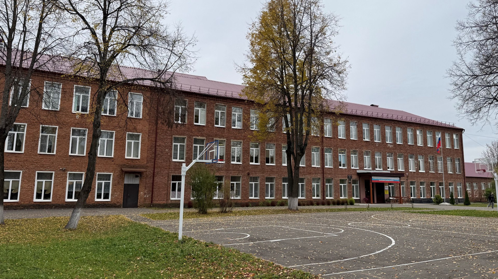 Капремонт кровель завершили в школах Комсомольска Ивановской области Капремонт кровель завершили в школах 1 и 2 Комсомольска Работы велись по региональной программе инициированной губернатором Качество проверил член правительства области директор департамента строительства и архитектуры Евгений Плетников Он отметил что подрядчик справился работы выполнены качественно и в срок В этом году работы затронули и другие участки в 37 образовательных учреждениях региона в 24 школах ремонт кровли а в остальных другие неотложные виды работ Сейчас капитальный ремонт продолжается в 9 учреждениях Отметим в список школ где проводится капитальный ремонт в этом году вошла и комсомольская средняя школа 2 Работы в ней также завершены В прошлом году в Комсомольском районе по региональной программе обновили кровлю Писцовской средней школы Сайт ivteleradio ru Бот обратной связи в ТГ ivteleradio feedback bot