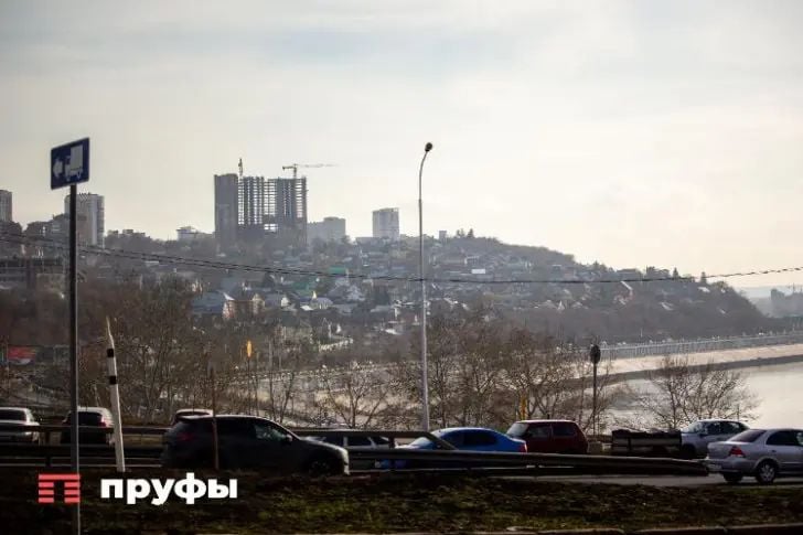 В Уфе появится 13 мостов  Ну, за 17 лет.  Именно на столько лет вперед утверждена КСОДД — комплексная схема организации дорожного движения. Еще должны появиться 22 путепровода и аж 46 транспортных развязок.   Все это призвано повысить "связность территорий города".  Первым делом планируется планируется строительство мостового перехода через Белую в направлениях Нижегородка – Затон  2026–2028 годы , Нижегородка – Дёма  2031–2033 годы . Ну а дальше уж доживём — увидим.