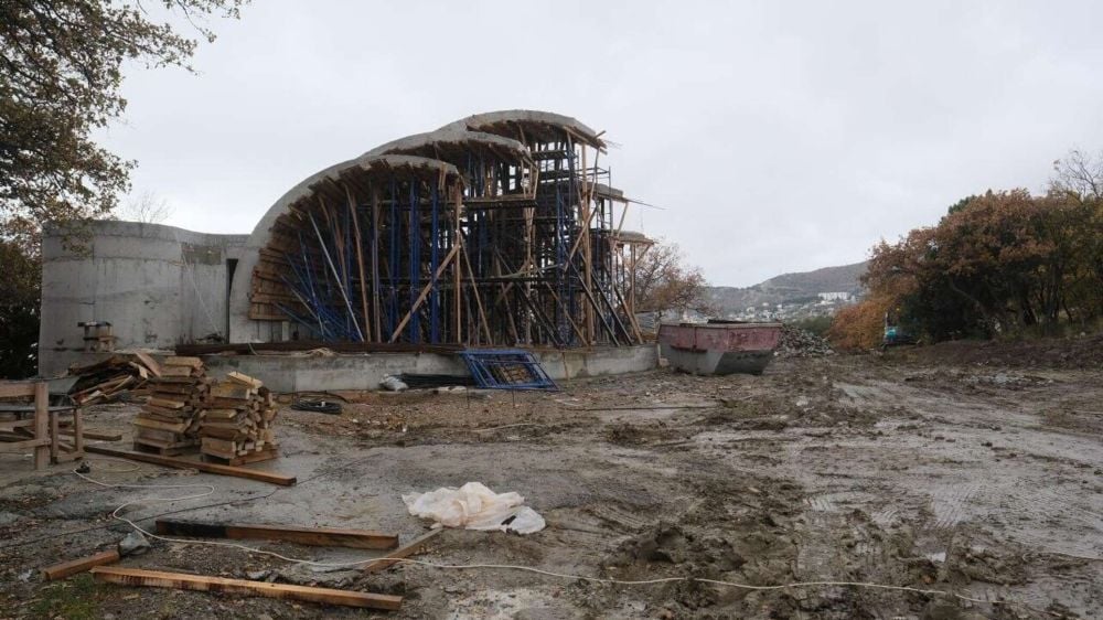 Когда в Алупке завершат благоустройство Милютинского парка ⁠ СИМФЕРОПОЛЬ, 6 дек – РИА Новости Крым. В Алупке завершают благоустройство Милютинского парка и планируют создать новый экскурсионный маршрут. Об этом сообщила глава администрации города Янина Павленко.  "На завершающей стадии работы в Милютинском парке. Основные работы завершим до конца года, торжественно откроем в марте – к годовщине Крымской весны", - говорится в сообщении.  Янина Павленко отметила, что вместе с местными жителями решили, что в парке нужно установить плоскости для граффити, такую задачу поставили проектировщику. Также обсудили вопрос дальнейшего содержания парка: когда его территорию передадут на баланс "Зеленстроя", у него появится смотритель.  "Попросила экскурсовода Александра Вертинского разработат...  Подробнее>>>