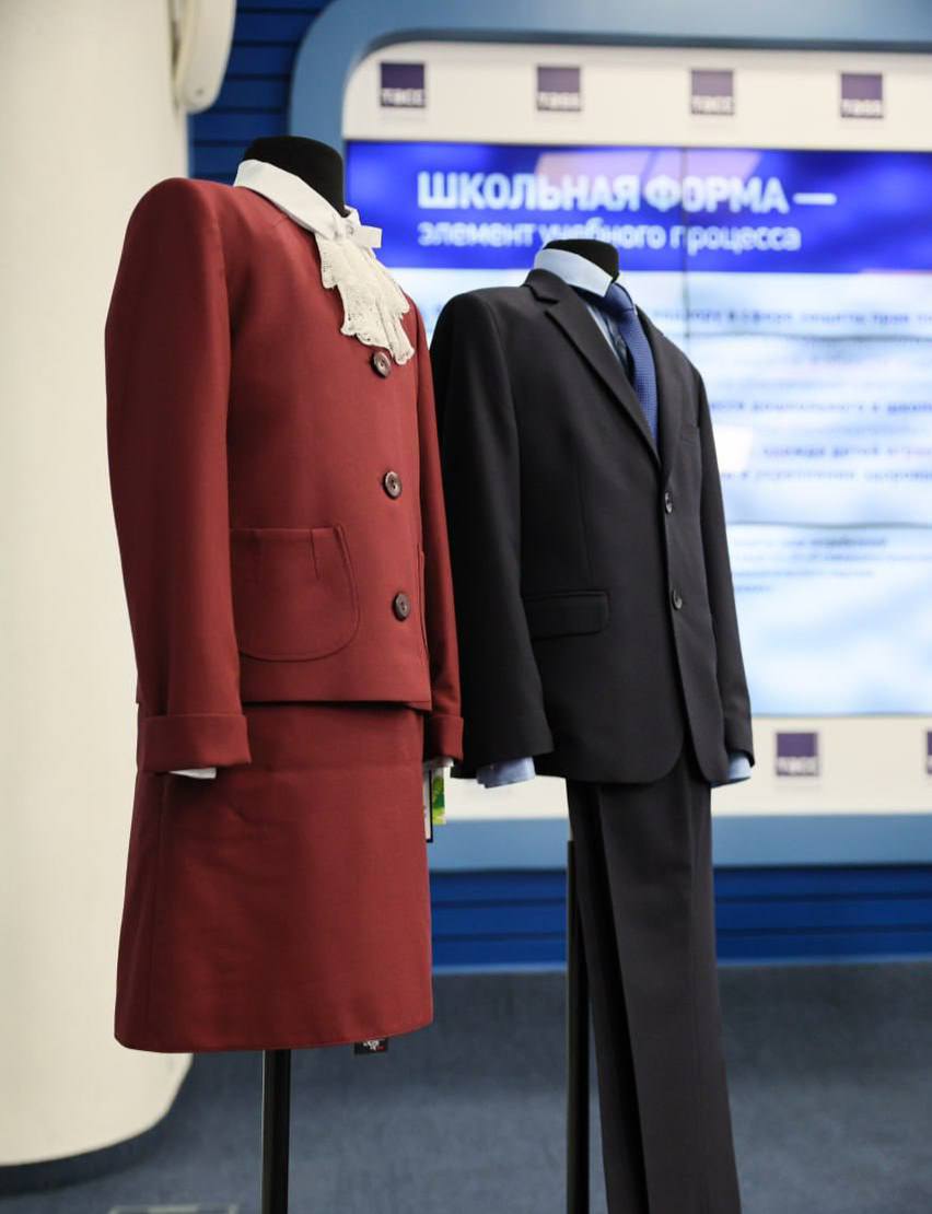 Новый стандарт школьной формы представили в Минпросвещения РФ. Директор департамента государственной общеобразовательной политики и развития дошкольного образования ведомства Александр Реут отметил, что она соответствует требованиям ГОСТа. Во вступившем в силу с июля стандарте прописаны параметры: характеристики ткани, в том числе подкладочной, отсутствие острых краев и кромок, соответствие размерным признакам типовых фигур детей, а также воздухопроницаемость, влагоотведение, гипоаллергенность.