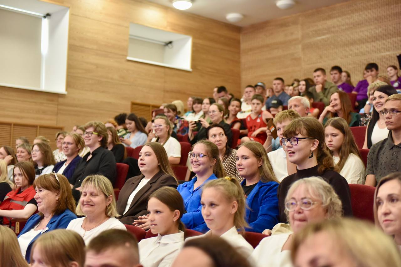 Денис Паслер поддержал инициативу волонтёров о запуске регионального проекта «Рюкзак солдату»  Врио губернатора посетил «Школу волонтёров Урала» в Сухом Логу, где встретился с более чем 200 активными добровольцами. Он отметил их энергичность, неравнодушие и стремление помогать людям и обществу.  В ходе встречи Денис Паслер поддержал инициативу председателя филиала Гуманитарного добровольческого корпуса Анастасии Мирошниковой собирать для воинов, которые поступили в госпитали после ранений, наборы с вещами — так называемый «Рюкзак солдату».    «Бойцы, которых эвакуируют с поля боя, часто оказываются в госпиталях без личных вещей. Наша помощь будет для них актуальной. Средства на реализацию идеи я предложу собрать своим коллегам — членам правительства и госслужащим региона. Думаю, коллеги меня поддержат и перечислят свой однодневный заработок на это. А волонтёры сделают так, чтобы раненые ребята в госпиталях чувствовали себя комфортнее», —заявил Денис Паслер.  Он отметил, что в 2025 году объём средств на поддержку бойцов СВО и их семей увеличился в три раза по сравнению с предыдущими 2023-2024 годами, и составил порядка 35 млрд рублей.    В рамках форума были затронуты вопросы поддержки добровольческих инициатив и развития молодёжной политики. Врио губернатора подчеркнул, что правительство Свердловской области всесторонне поддерживает волонтёрство через субсидии НКО, премии для активистов и организацию туристических поездок.