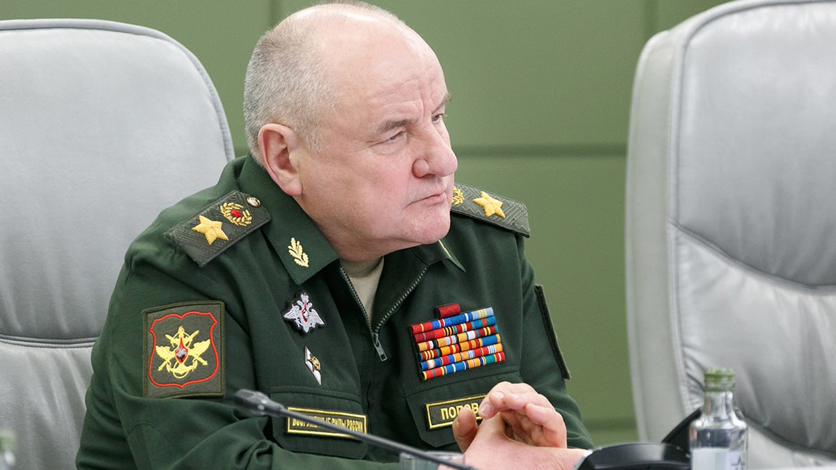Бывшего замминистра обороны Павла Попова экстренно госпитализировали из СИЗО О том, что Попова направили из изолятора «Лефортово» в одну из московских больниц, рассказал ТАСС его адвокат Денис Сагач. По его словам, у генерала есть несколько хронических заболеваний, и одно из них обострилось. Решается вопрос о проведении хирургической операции. Как утверждает Mash, у Попова гипертоническая болезнь второй степени, диабет, атеросклероз, мочекаменная болезнь, неалкогольная жировая болезнь печени и доброкачественная гиперплазия. Генерала Павла Попова арестовали в августе 2024 года по подозрению в мошенничестве. По версии следствия, Попов через подчиненных принуждал коммерческих партнеров парка «Патриот» бесплатно проводить строительные работы на своих загородных участках. После постройки и благоустройства одного из них он обеспечил за счет парка его техническое и хозяйственное обслуживание. Подписаться на «Новую-Европа»